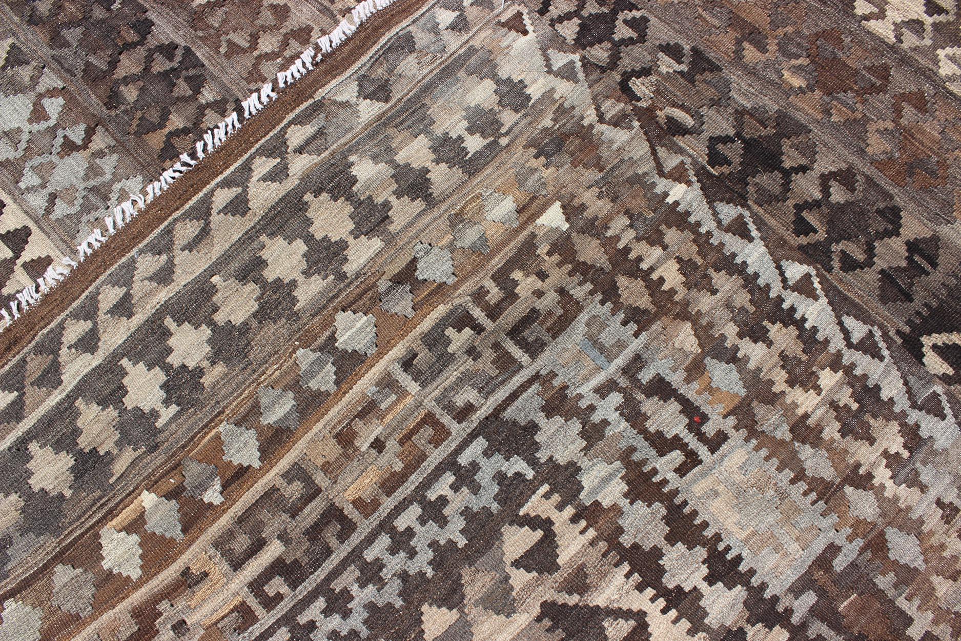 XXIe siècle et contemporain Kilim moderne aux couleurs naturelles et en laine non teintée à motif tribal de diamants en vente