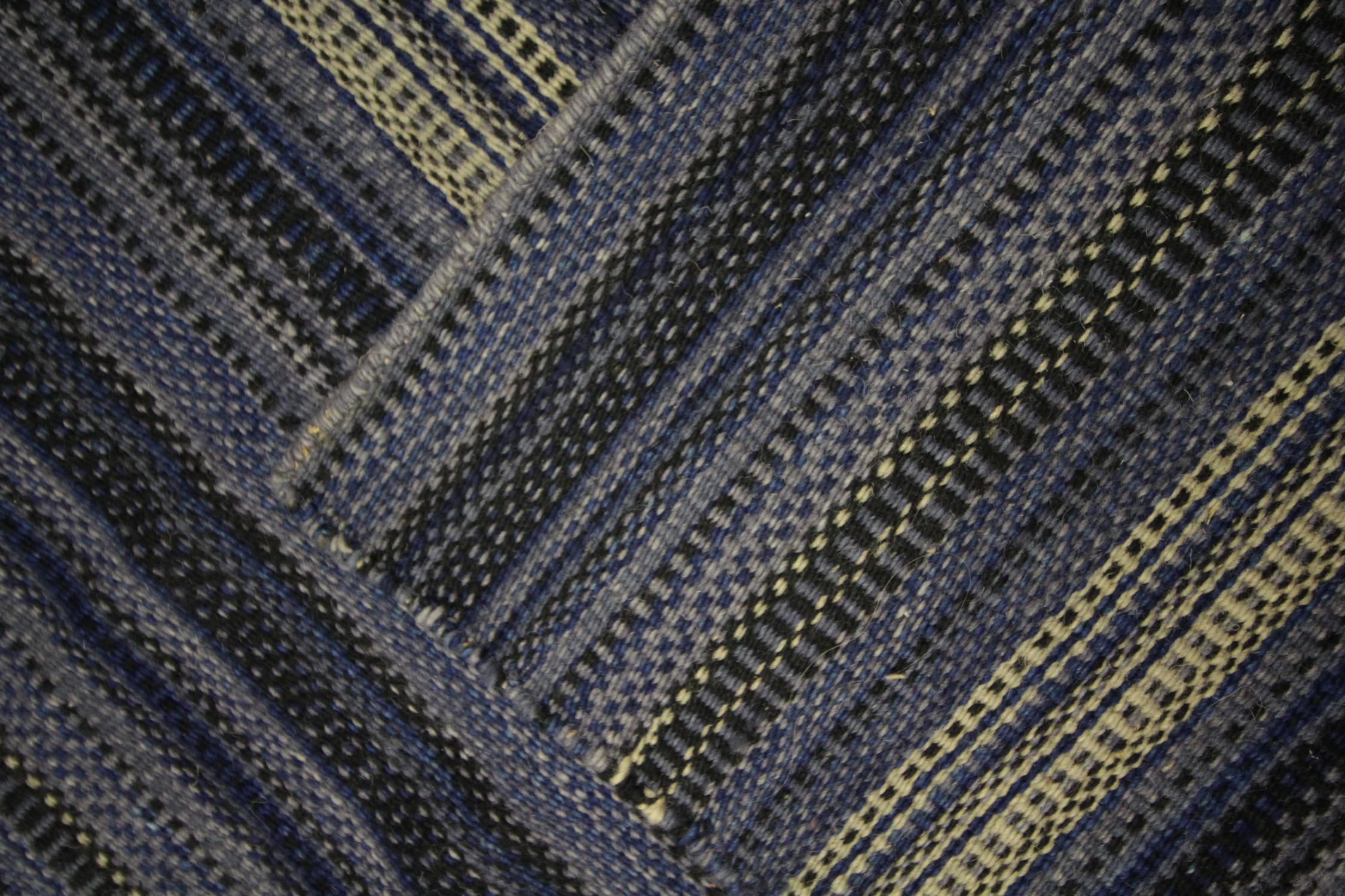 Tapis moderne Kilim Tapis de laine bleu Tapis à rayures Tapis Kilim tissé à plat Excellent état - En vente à Hampshire, GB