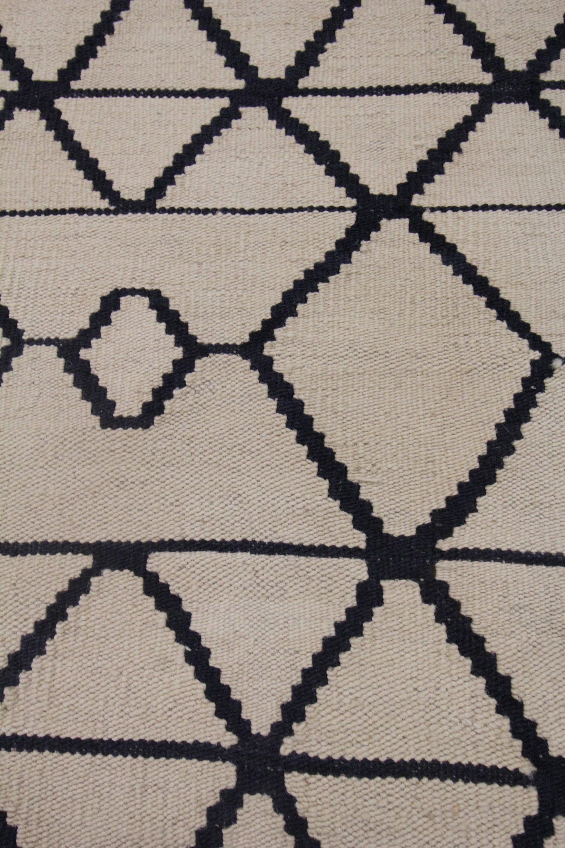 Modern Kilim Rug Cream Black Geometric Kilim Abstract Wool Area Rugs In New Condition In Hampshire, GB