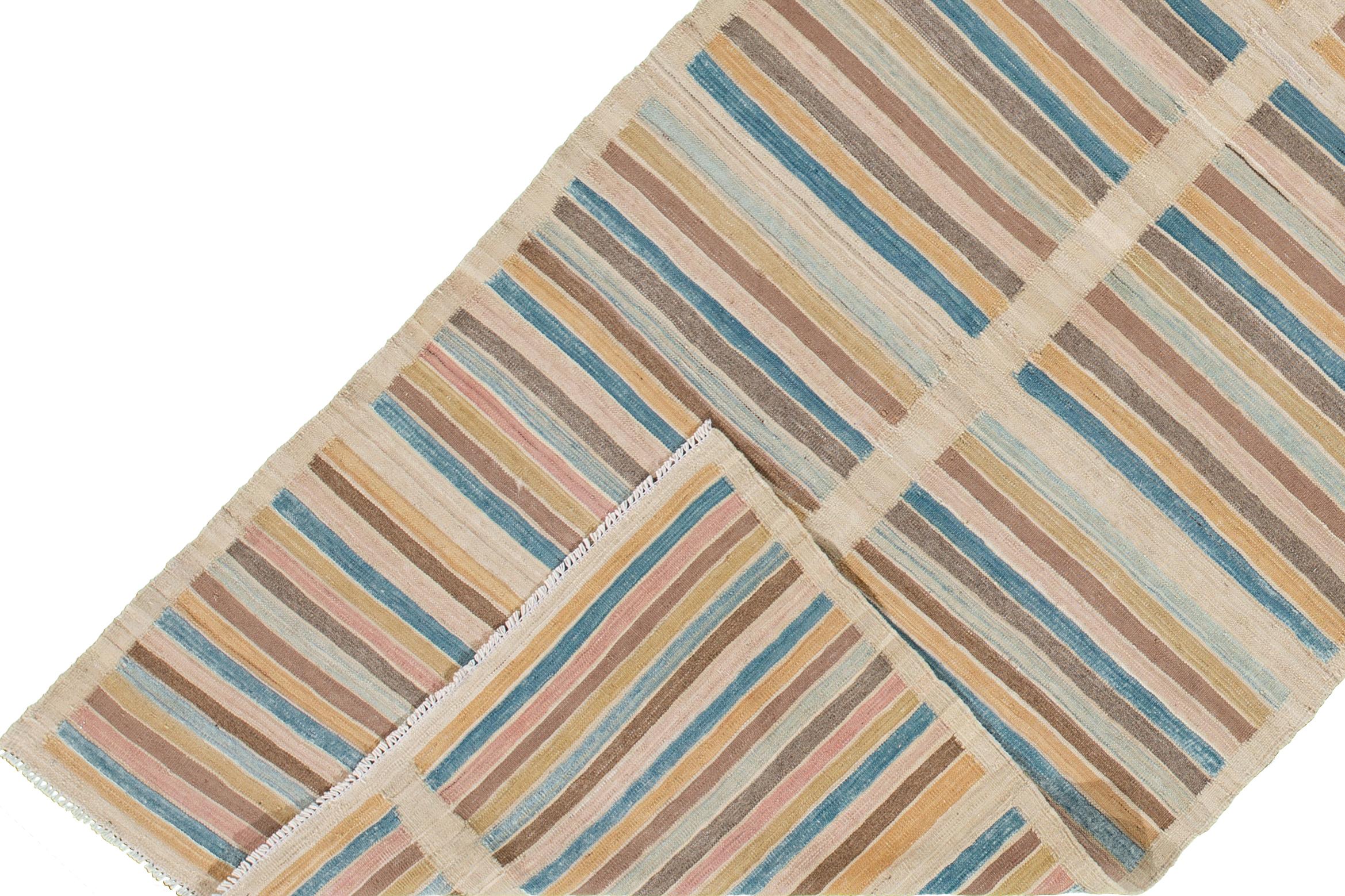 Una alfombra Kilim moderna anudada a mano con un diseño lineal. Esta alfombra mide 3'6