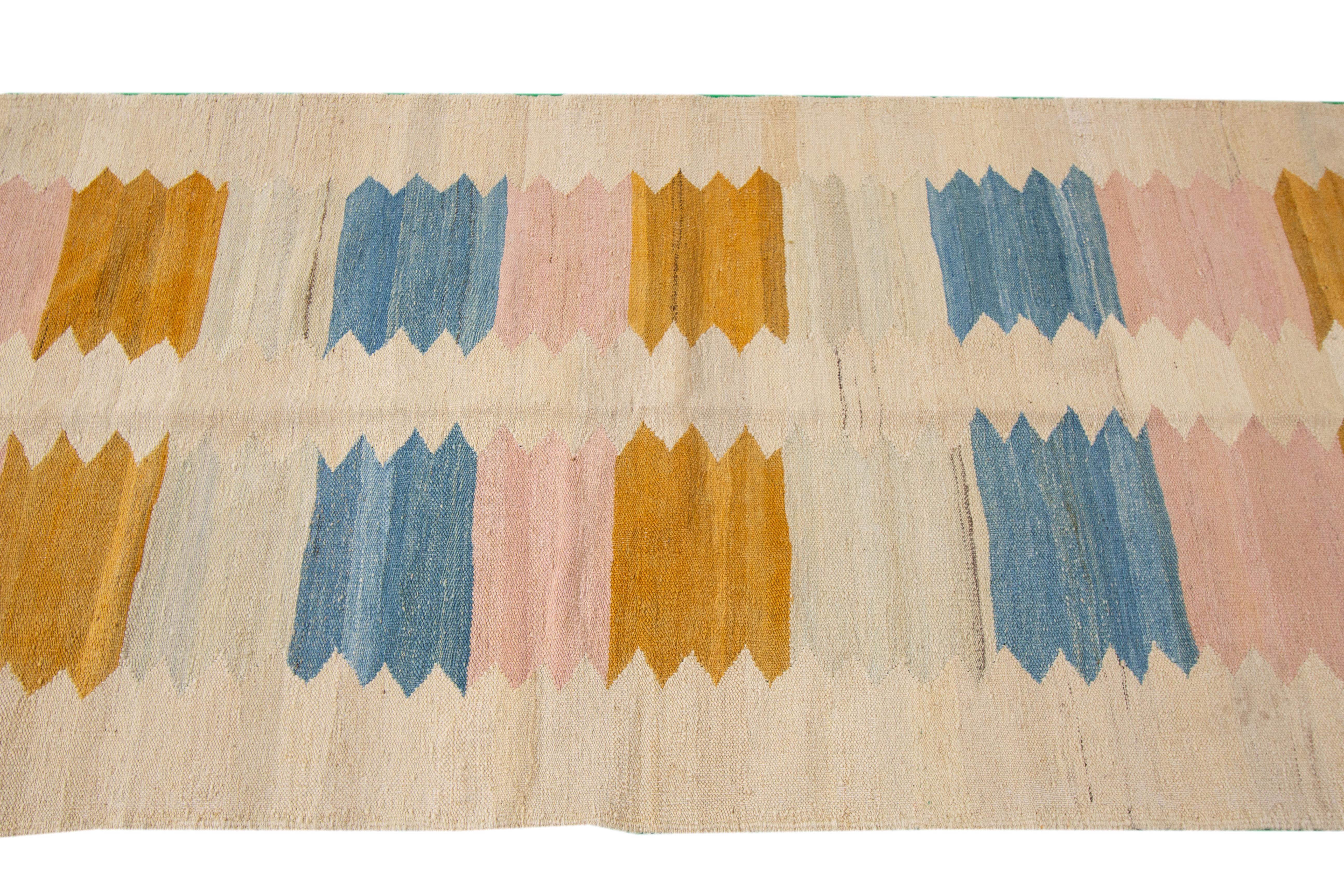 Modern Kilim Rug In Excellent Condition For Sale In Norwalk, CT