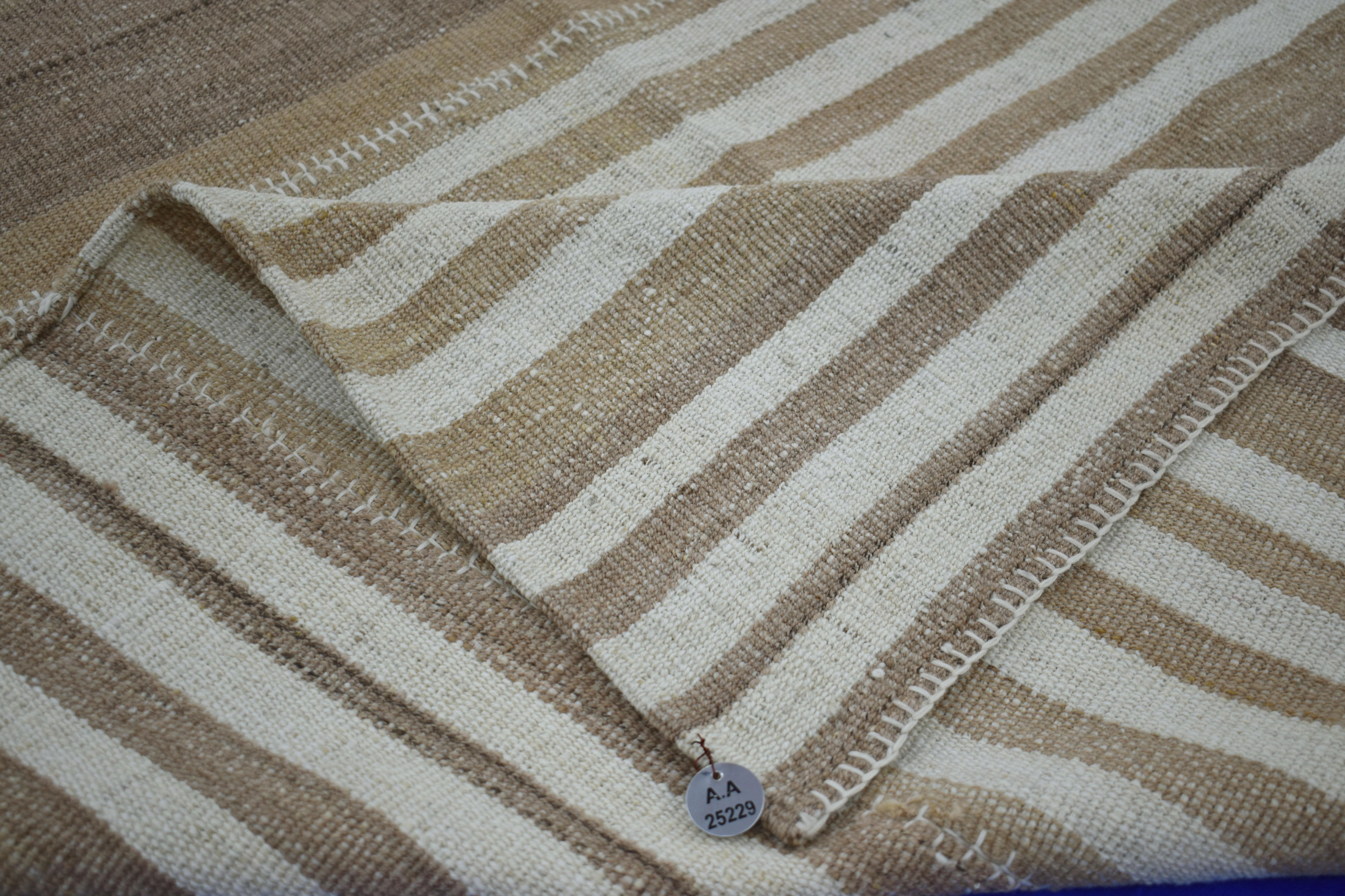  Un tappeto turco di nuova produzione, tessuto a mano con la migliore lana di pecora e colorato con tinture vegetali del tutto naturali e sicure per l'uomo e gli animali domestici. Si tratta di un tradizionale Kilim a trama piatta con un campo