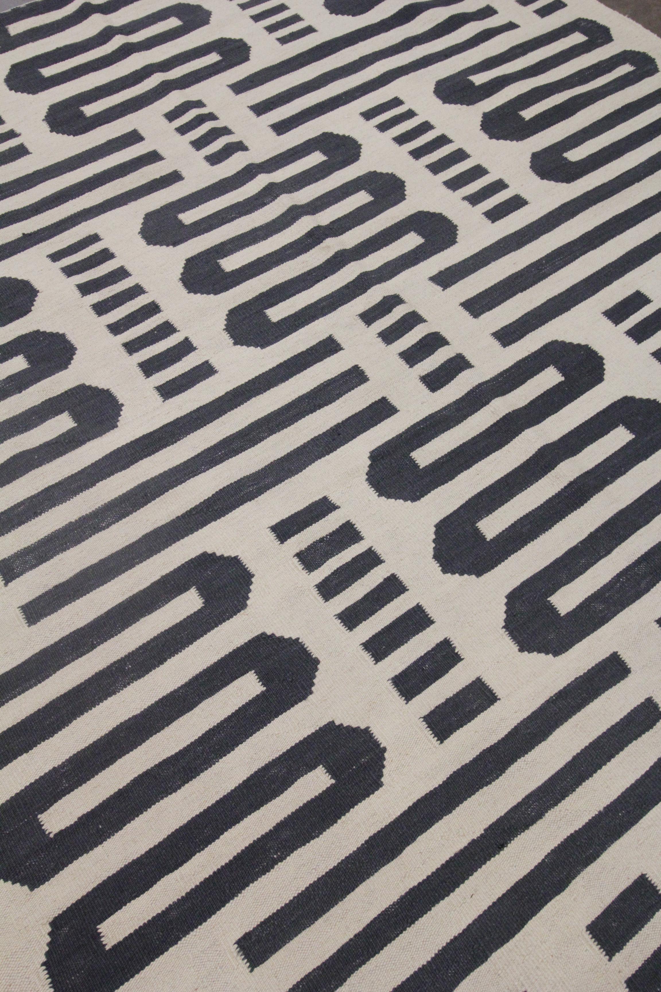 Scandinave moderne Tapis Kilim moderne géométrique Tapis Kilim Tapis en laine gris crème en vente