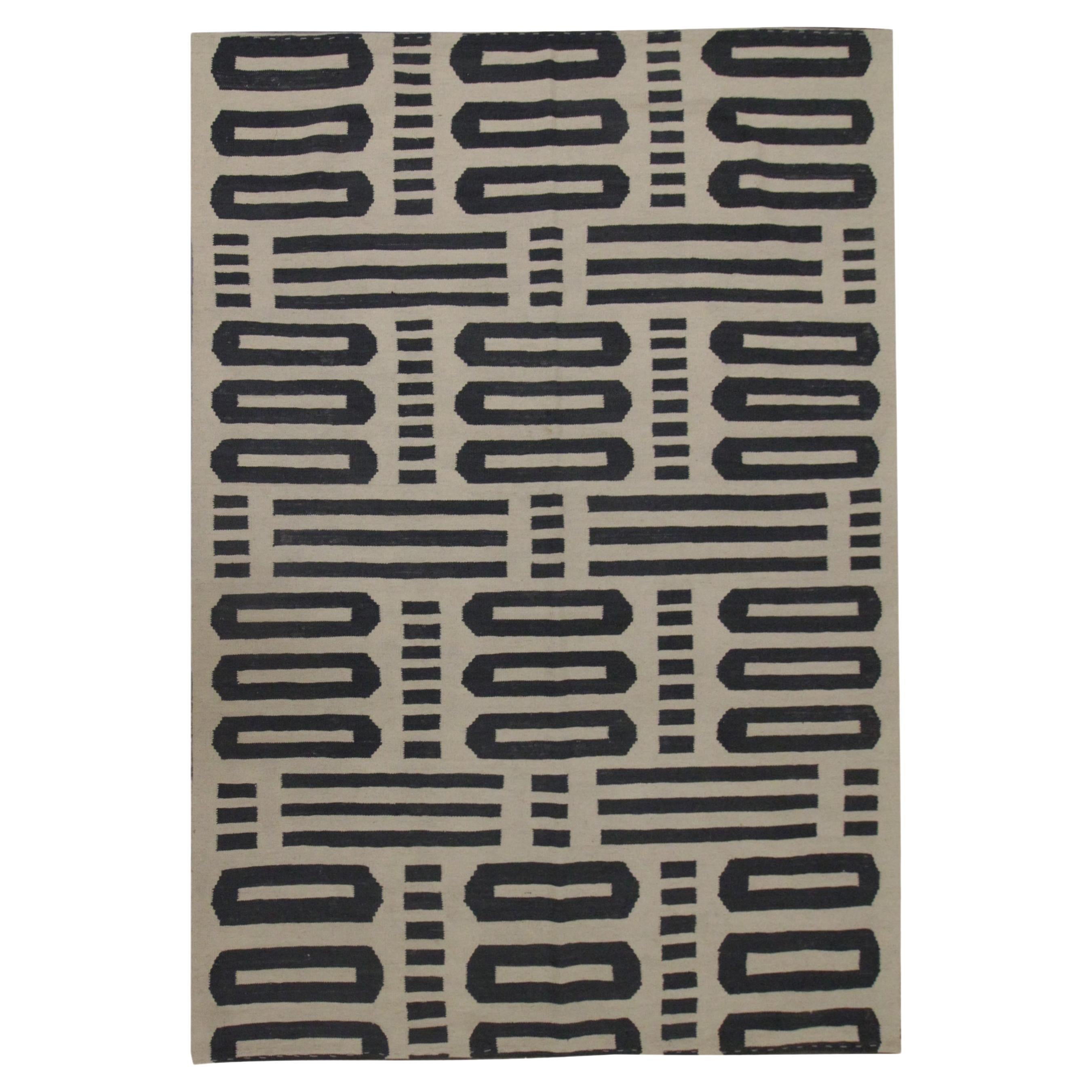 Moderner gestreifter geometrischer Kelim-Teppich aus Wolle in Cremegrau, Moderner Kelim-Teppich