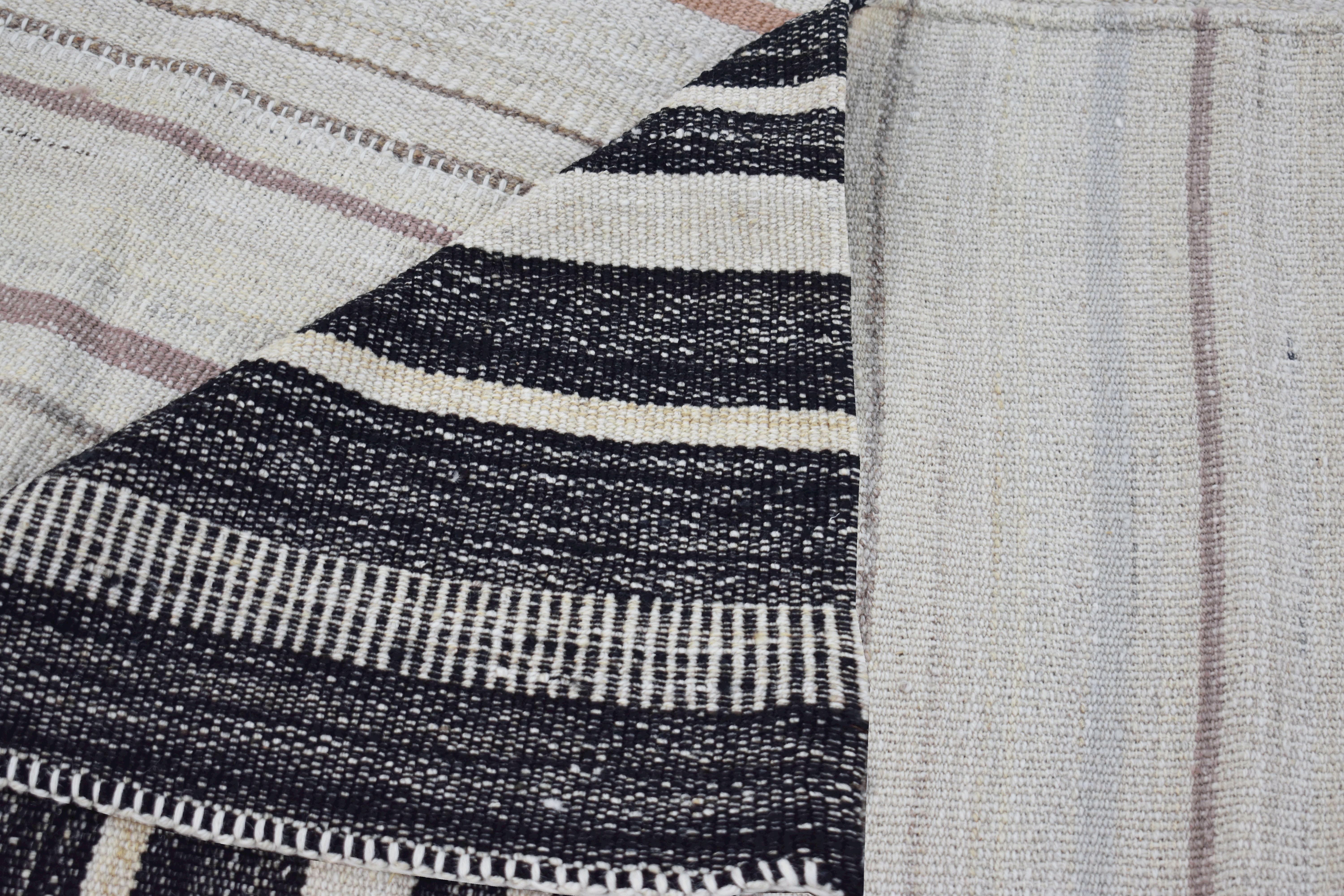 Oushak Tappeto moderno Rug & Kilim in avorio con strisce nere, blu e marroni in vendita