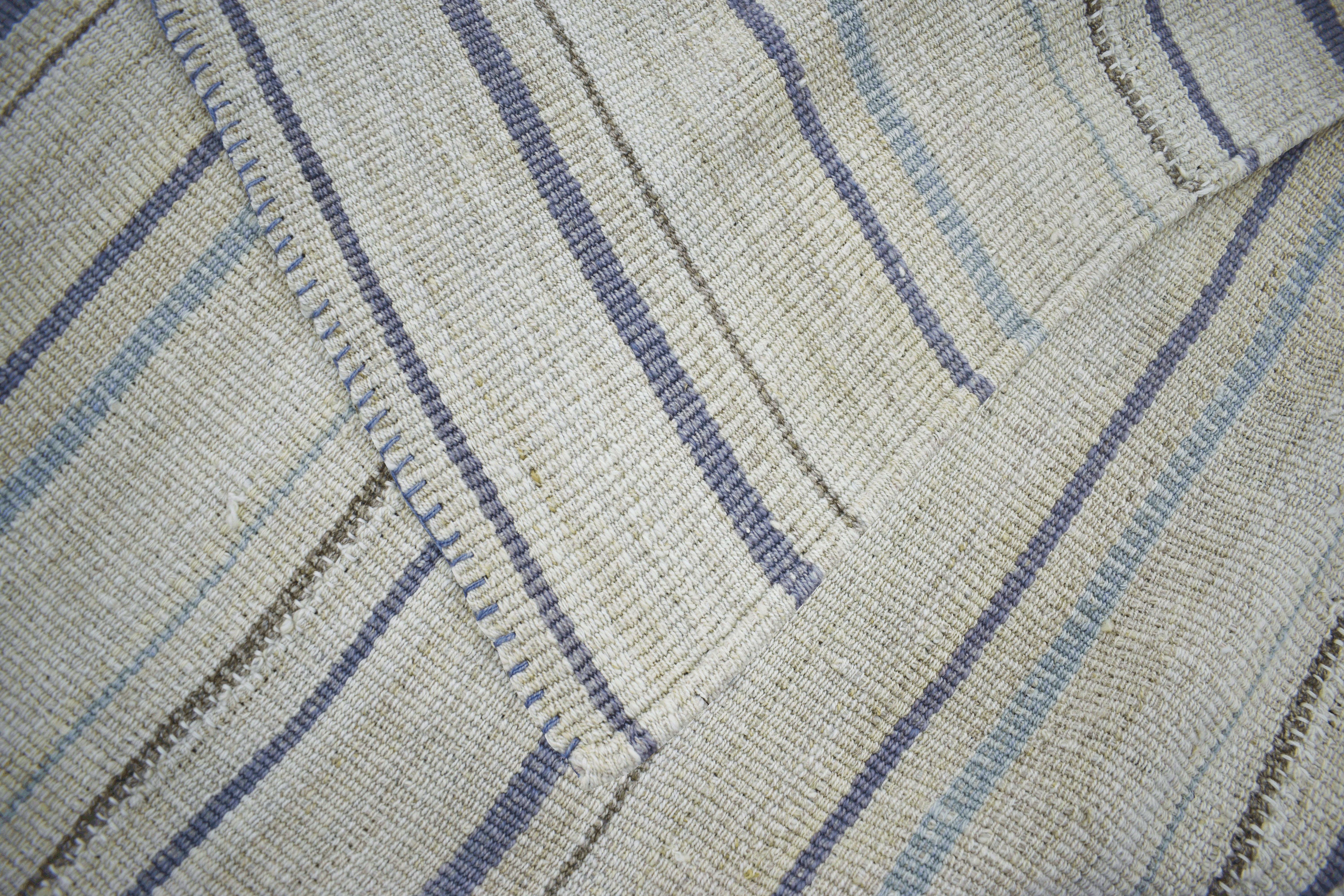 Moderner moderner Kelim-Teppich in Elfenbein mit grauen, violetten und blauen Streifen (Oushak) im Angebot