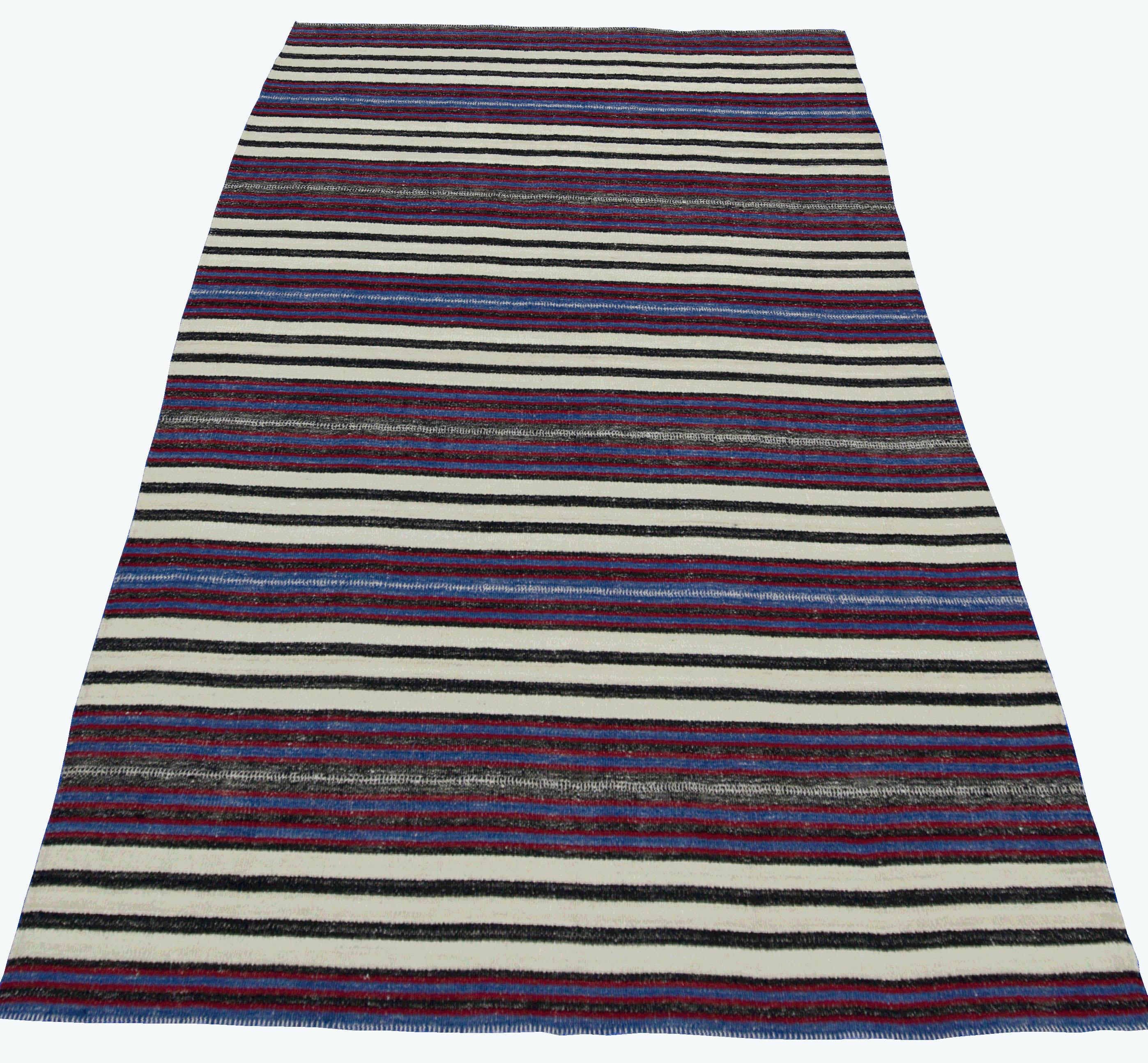  Ein türkischer Teppich aus neuer Produktion, handgewebt aus feinster Schafwolle und gefärbt mit natürlichen Pflanzenfarben, die für Menschen und Haustiere sicher sind. Es handelt sich um ein traditionelles Kelim-Flachgewebe mit einem schönen