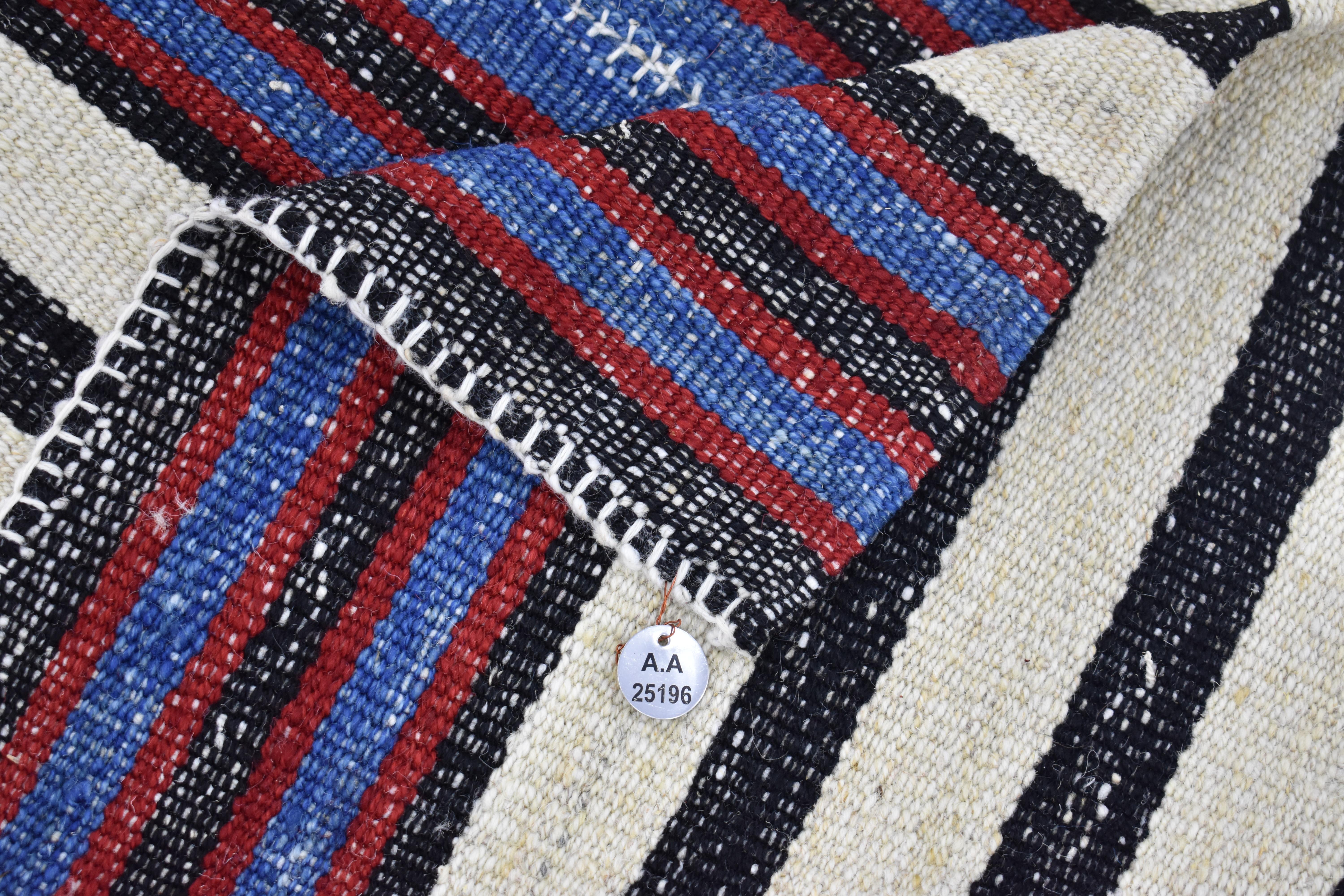 Moderner moderner Kelim-Teppich in Elfenbein mit violetten, schwarzen und blauen Streifen (Oushak) im Angebot