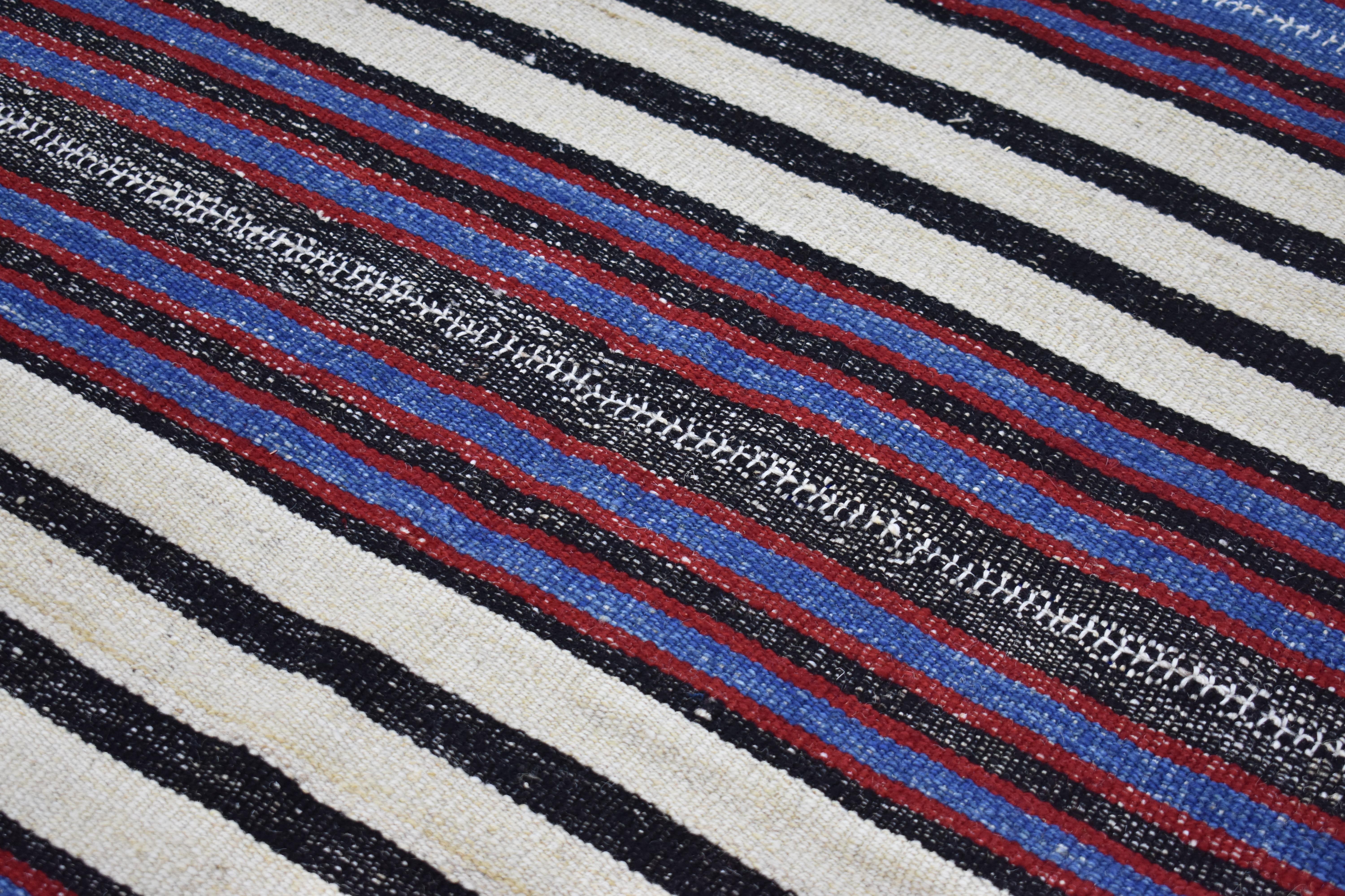 Moderner moderner Kelim-Teppich in Elfenbein mit violetten, schwarzen und blauen Streifen (Türkisch) im Angebot