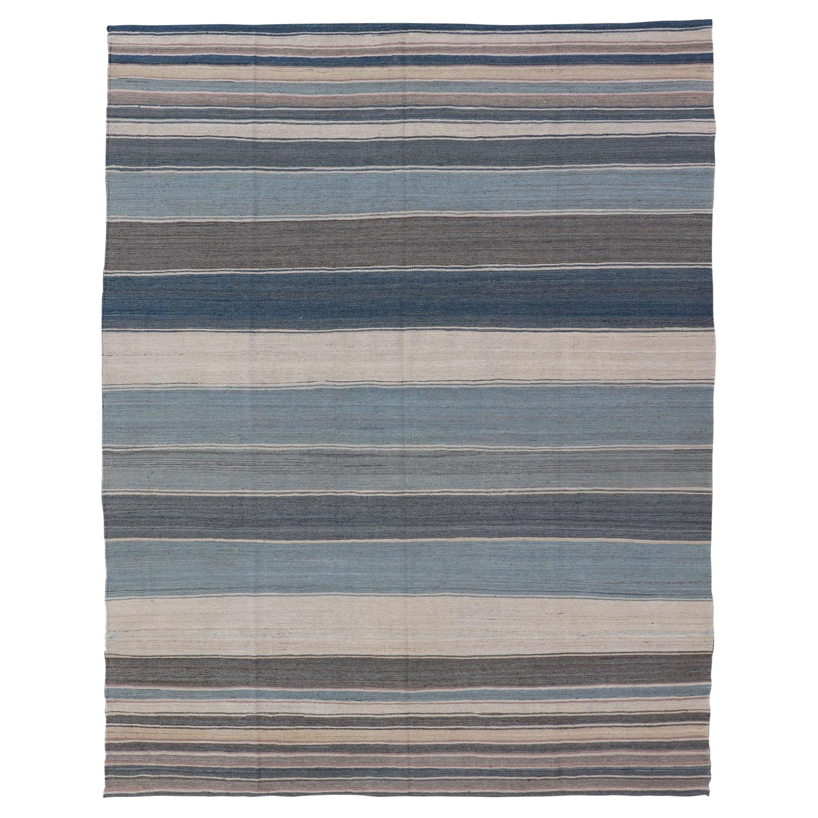 Alfombra Kilim moderna en tonos azul acero, verde azulado, marrón, gris claro y crema