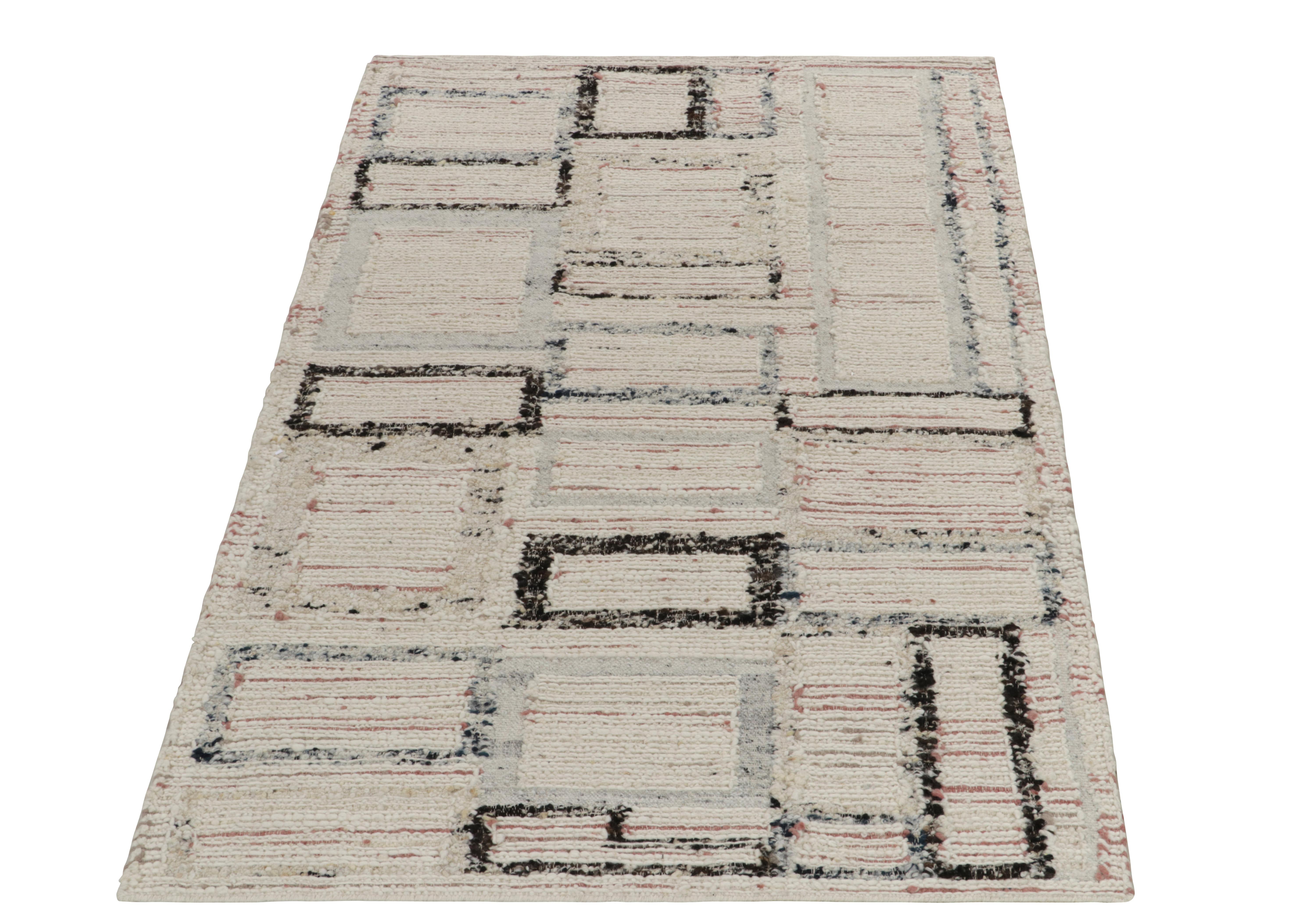 Rug & Kilim enthüllt seine Innovation in Stil und Technik mit diesem flach gewebten Teppich 5x8, der eine kühne texturale Innovation im Deco-Stil darstellt. Der Teppich zeichnet sich durch ein modernes geometrisches Muster mit Akzenten in Rosa-Rot,