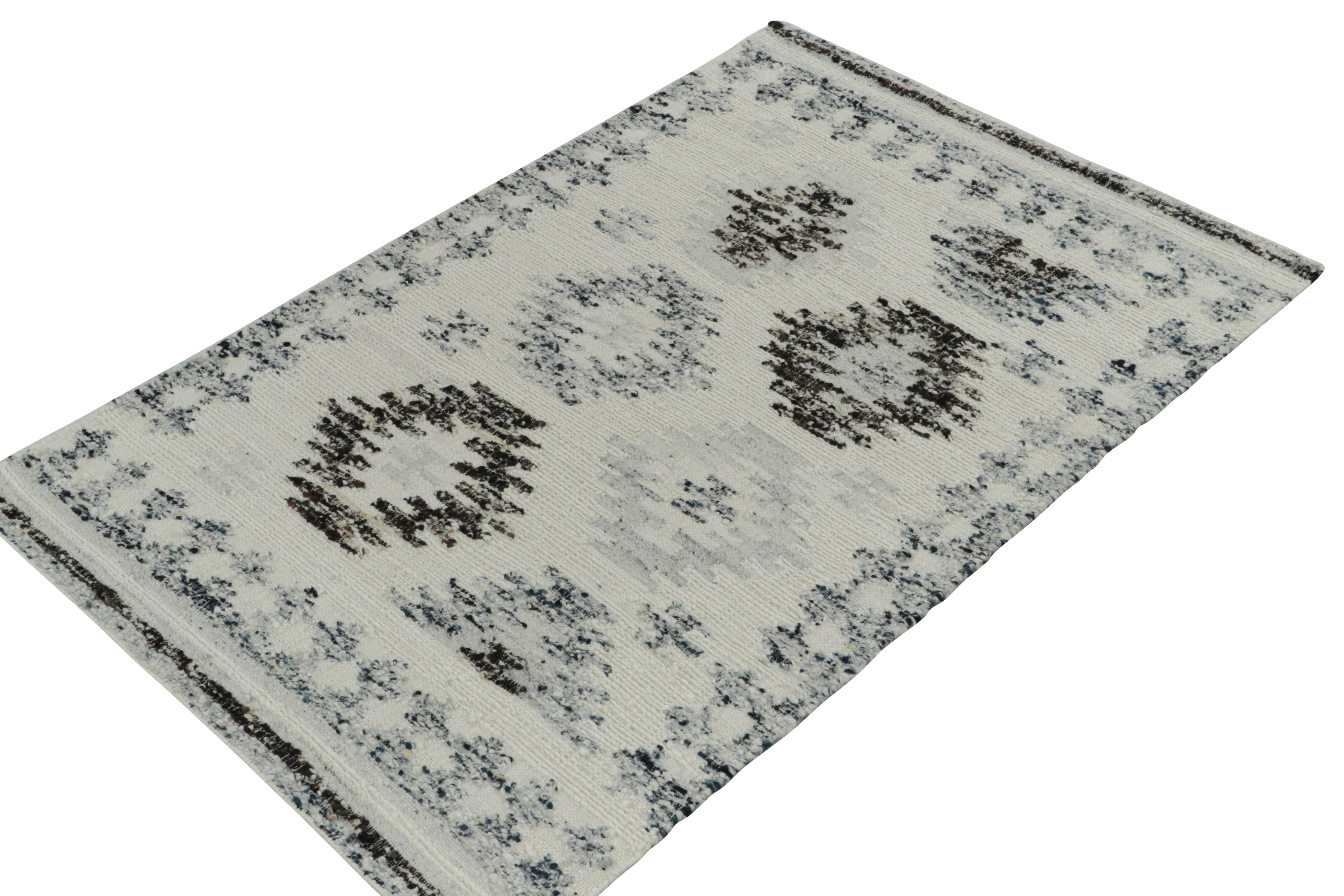 Moderner Kelim-Teppich und Kelim-Teppich in Weiß, Blau und Schwarz mit geometrischem Muster (Indisch) im Angebot