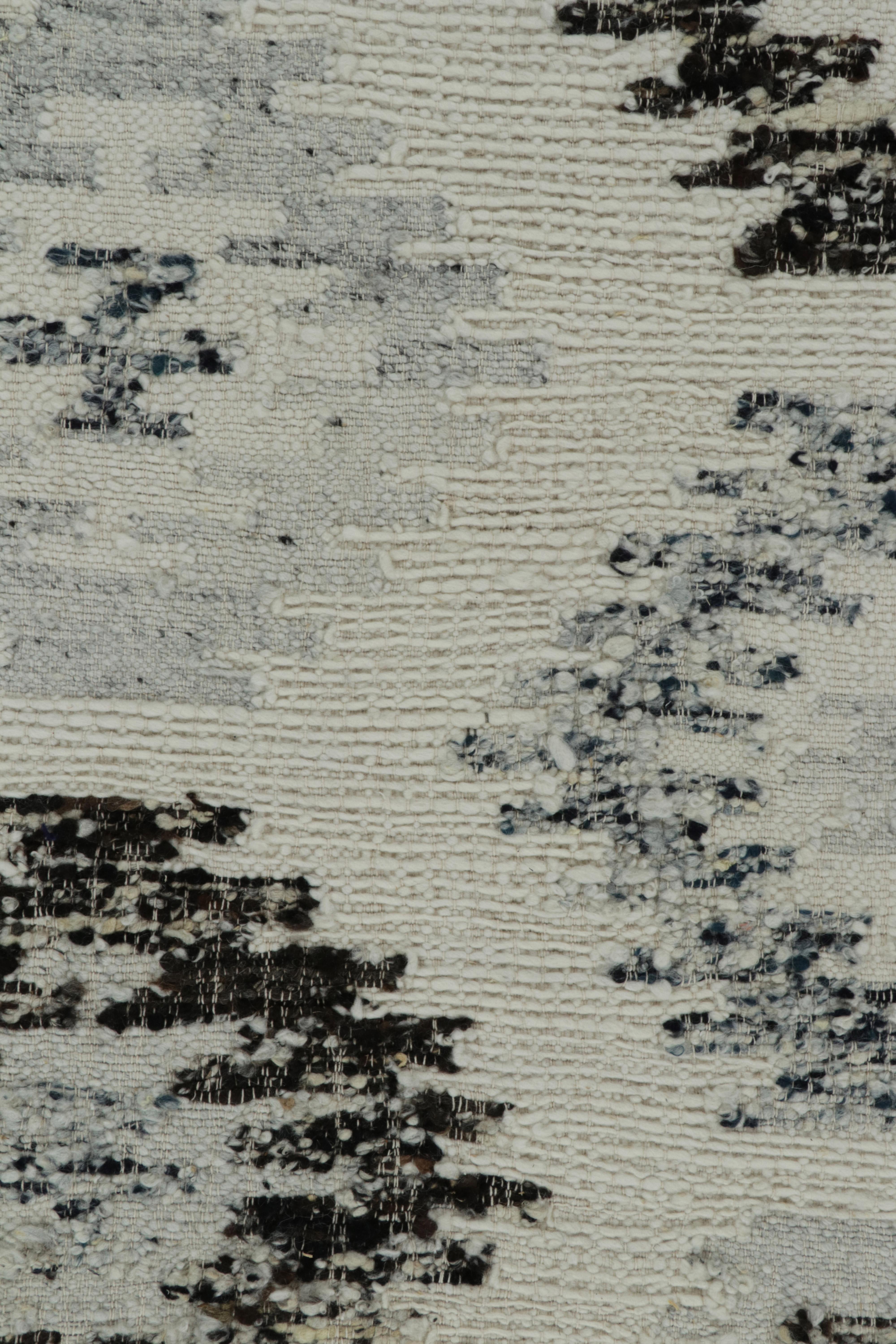 Moderner Kelim-Teppich und Kelim-Teppich in Weiß, Blau und Schwarz mit geometrischem Muster (21. Jahrhundert und zeitgenössisch) im Angebot