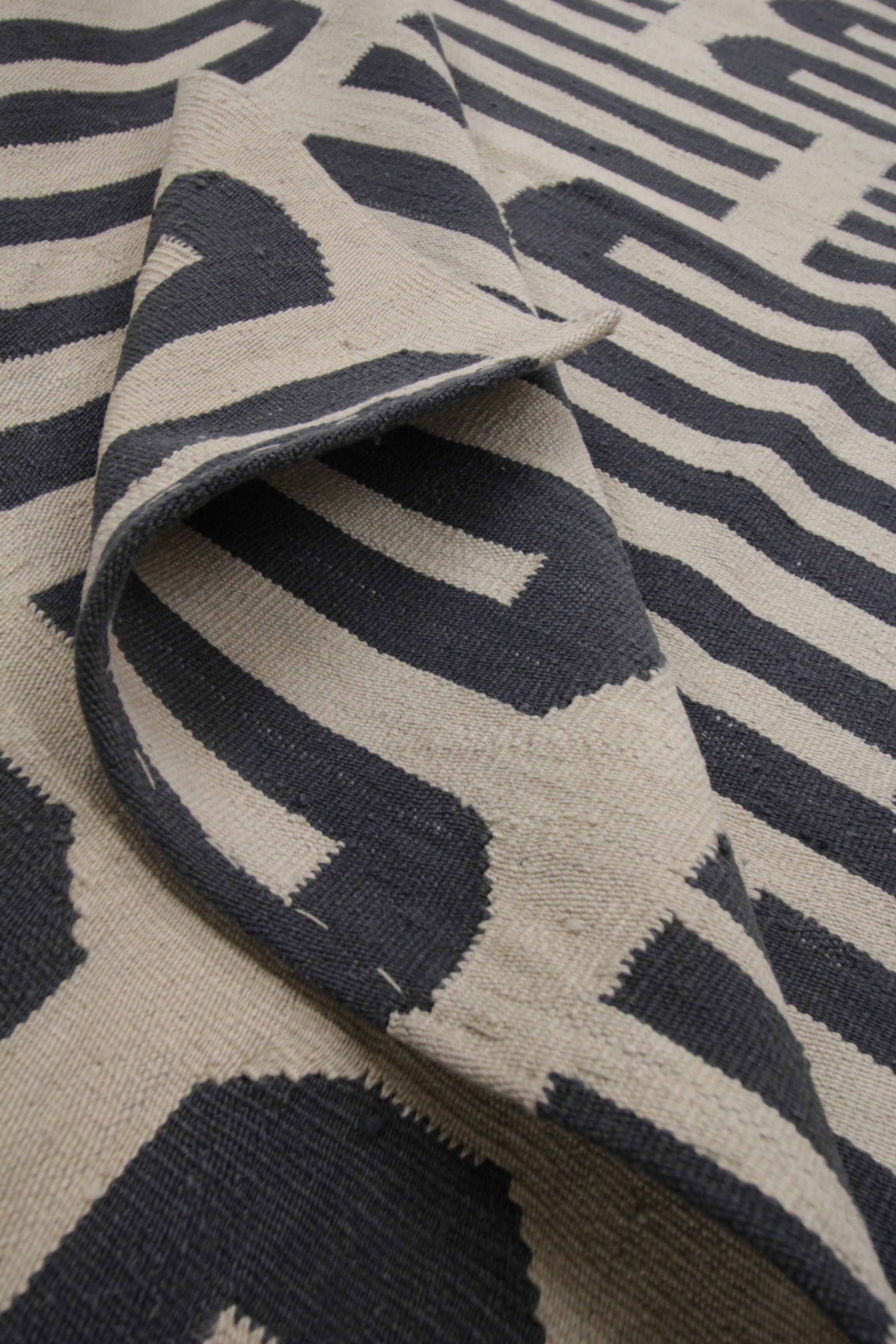 Modern Kilim Rug Striped Geometric Kilim Area Rug Wool Cream Grey Rug For Sale 2