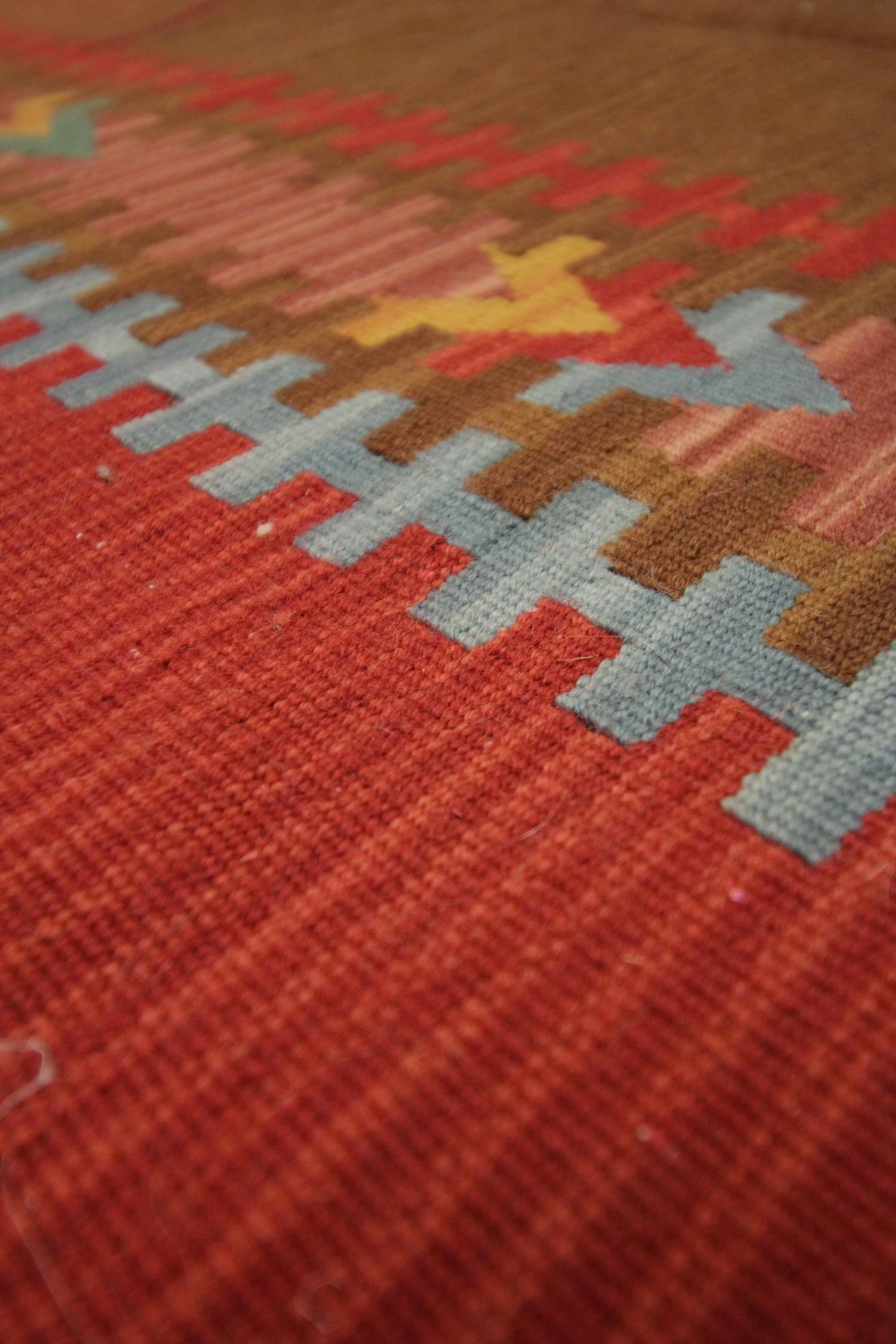 Moderner moderner traditioneller Kelim-Teppich aus roter Kilims-Wolle mit flachgewebtem Kelim-Teppich (Afghanisch) im Angebot
