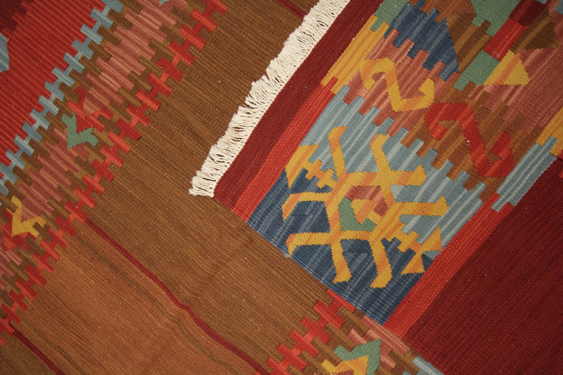 Moderner moderner traditioneller Kelim-Teppich aus roter Kilims-Wolle mit flachgewebtem Kelim-Teppich (21. Jahrhundert und zeitgenössisch) im Angebot