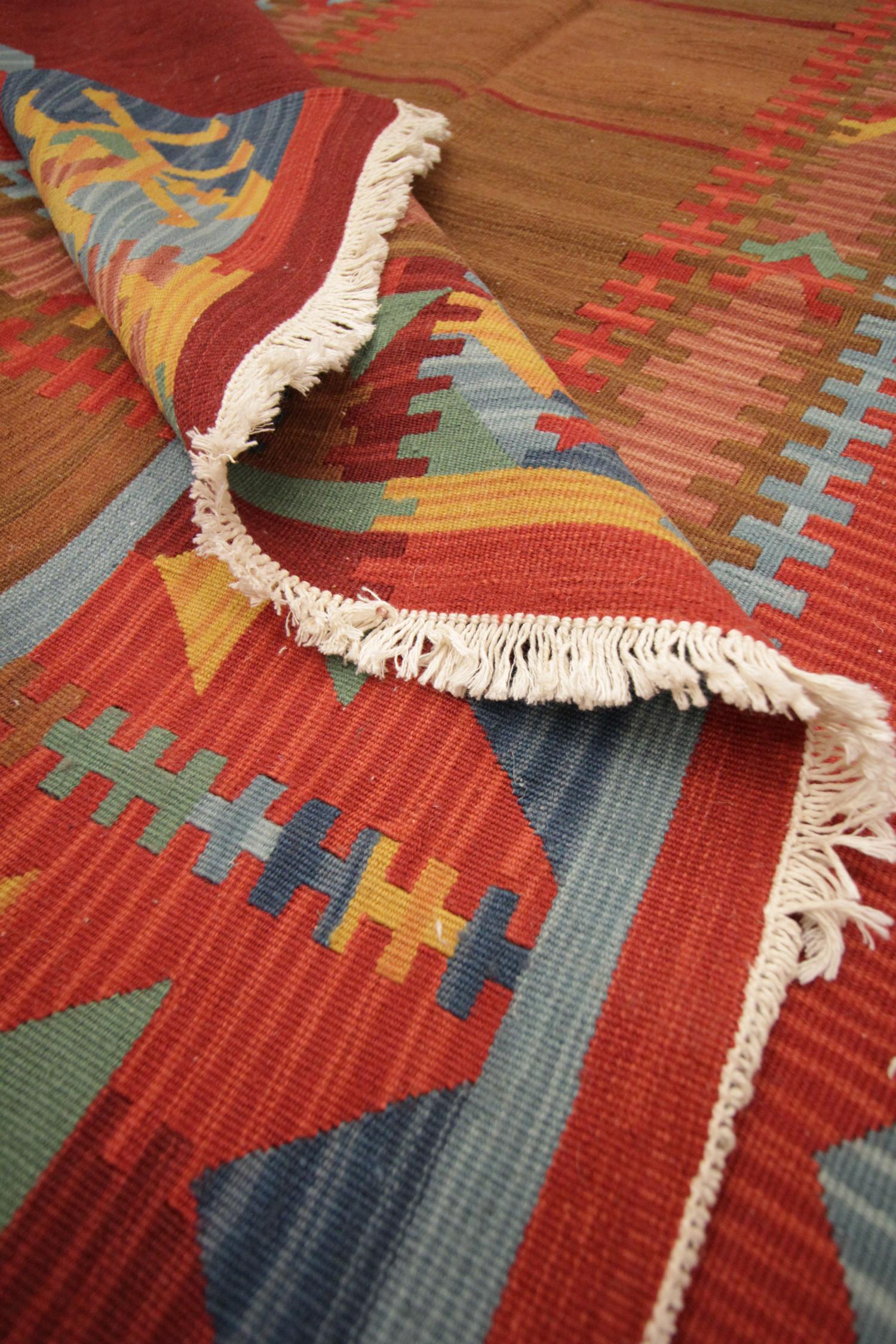 Moderner moderner traditioneller Kelim-Teppich aus roter Kilims-Wolle mit flachgewebtem Kelim-Teppich im Angebot 1