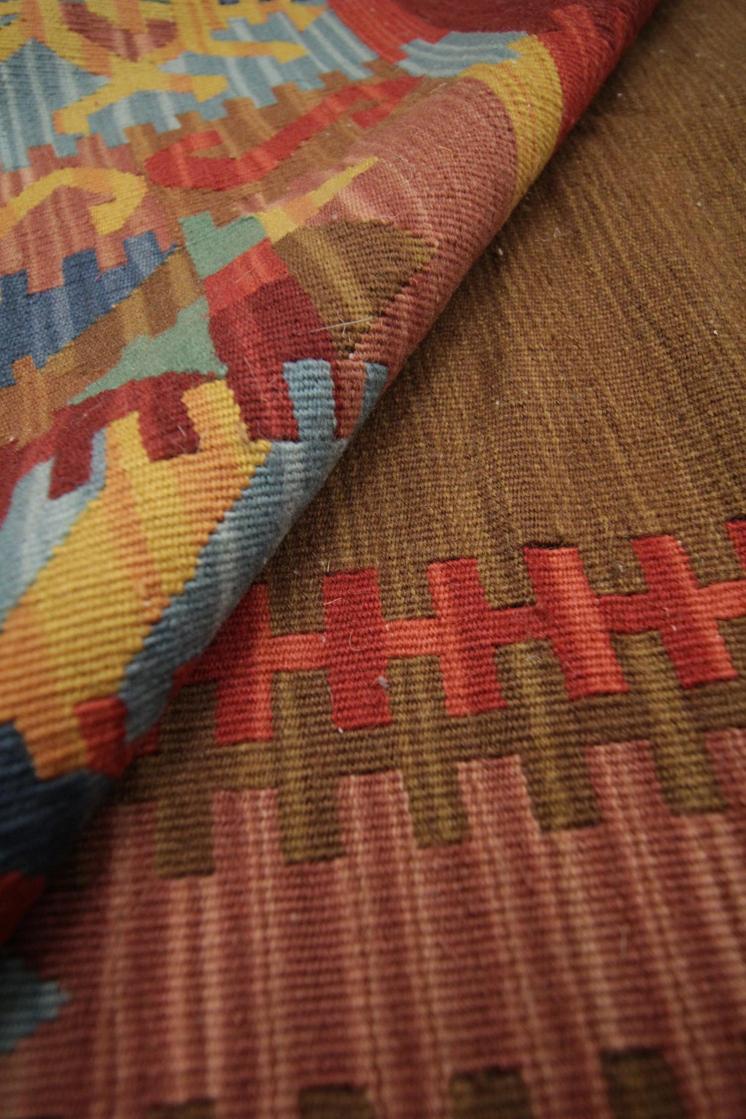 Moderner moderner traditioneller Kelim-Teppich aus roter Kilims-Wolle mit flachgewebtem Kelim-Teppich im Angebot 2