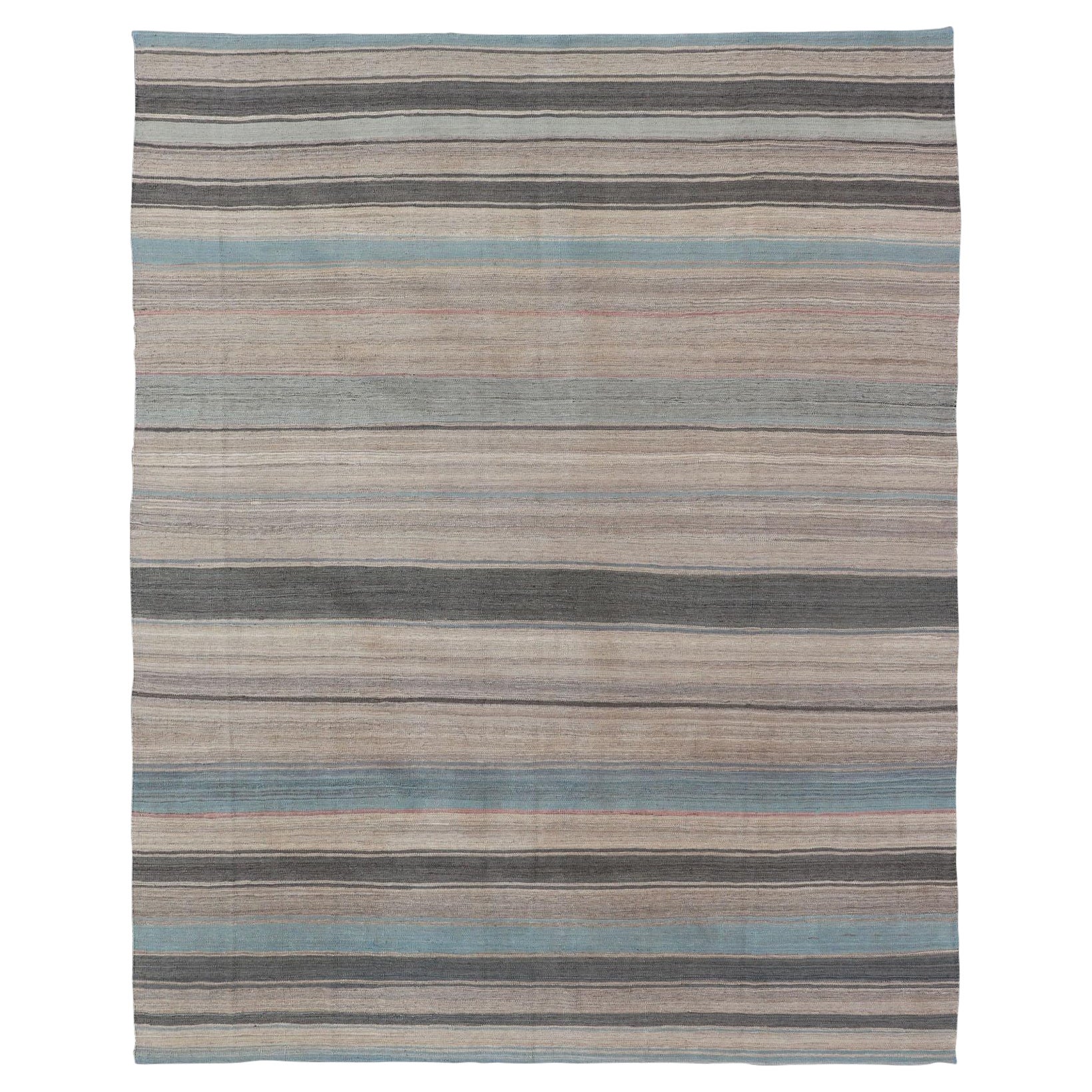 Moderner moderner Kelim-Teppich mit großen Streifen in Blau-, Taupe- und Grautönen