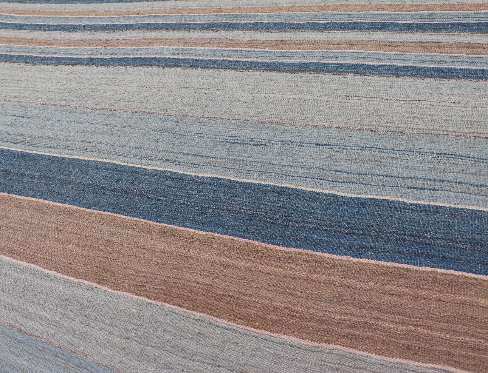 Moderner moderner Kelim-Teppich mit großen Streifen in Blau-, Braun- und Grautönen im Angebot 3