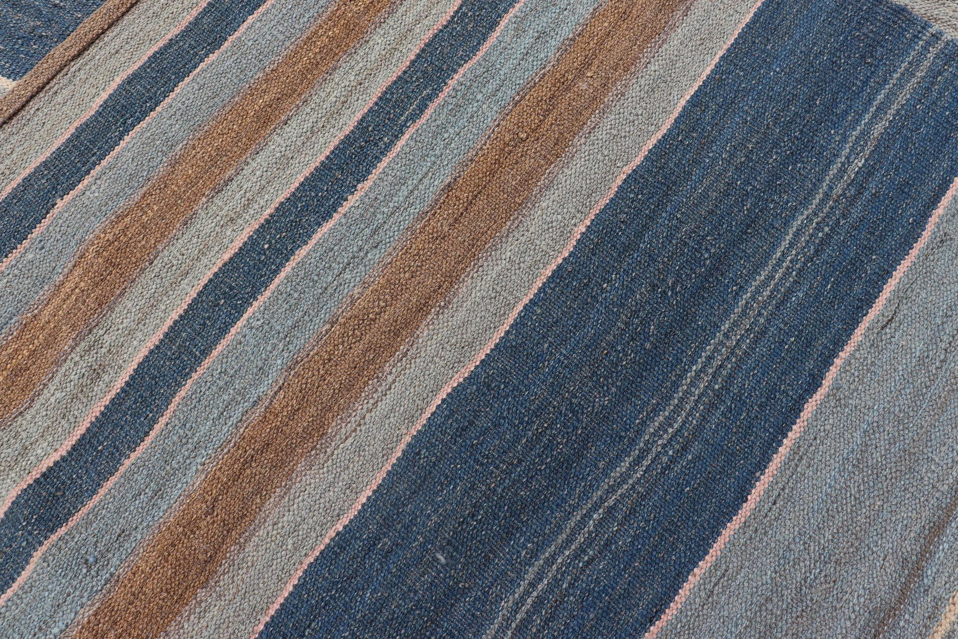 Moderner moderner Kelim-Teppich mit großen Streifen in Blau-, Braun- und Grautönen im Angebot 6