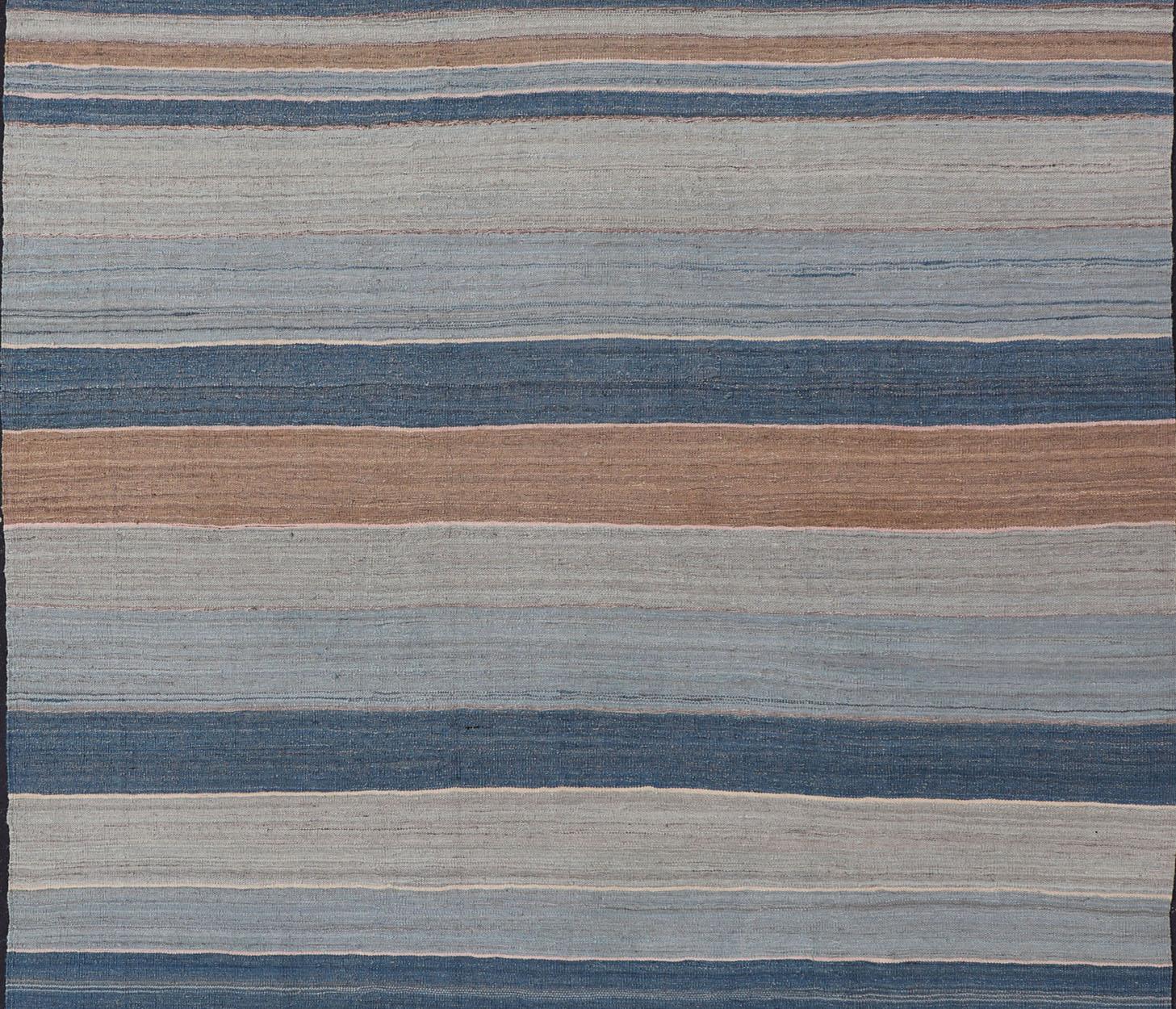Moderner moderner Kelim-Teppich mit großen Streifen in Blau-, Braun- und Grautönen (Afghanisch) im Angebot