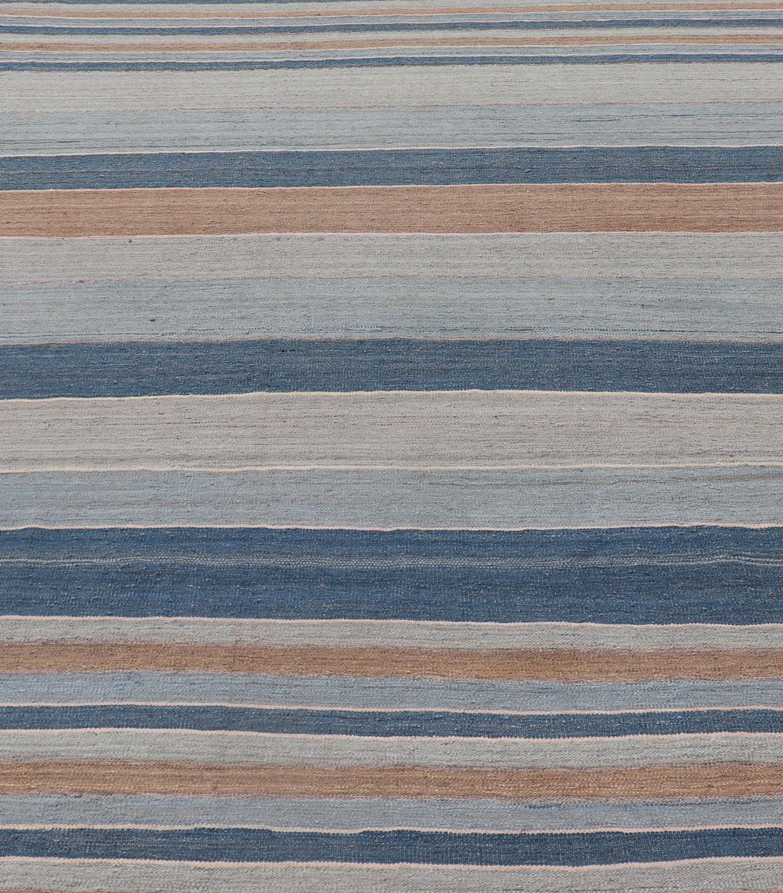 Moderner moderner Kelim-Teppich mit großen Streifen in Blau-, Braun- und Grautönen (21. Jahrhundert und zeitgenössisch) im Angebot