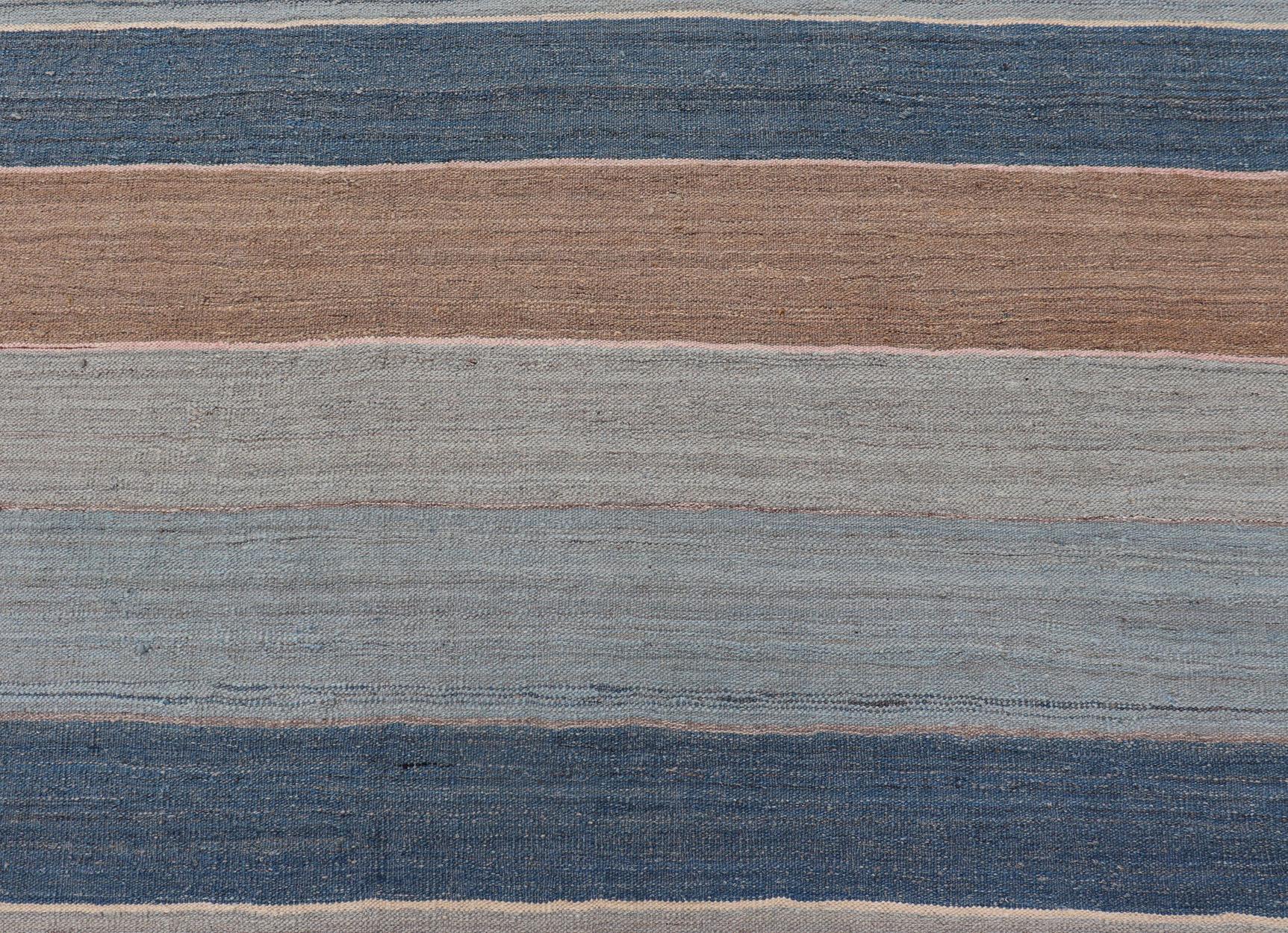 Moderner moderner Kelim-Teppich mit großen Streifen in Blau-, Braun- und Grautönen im Angebot 1