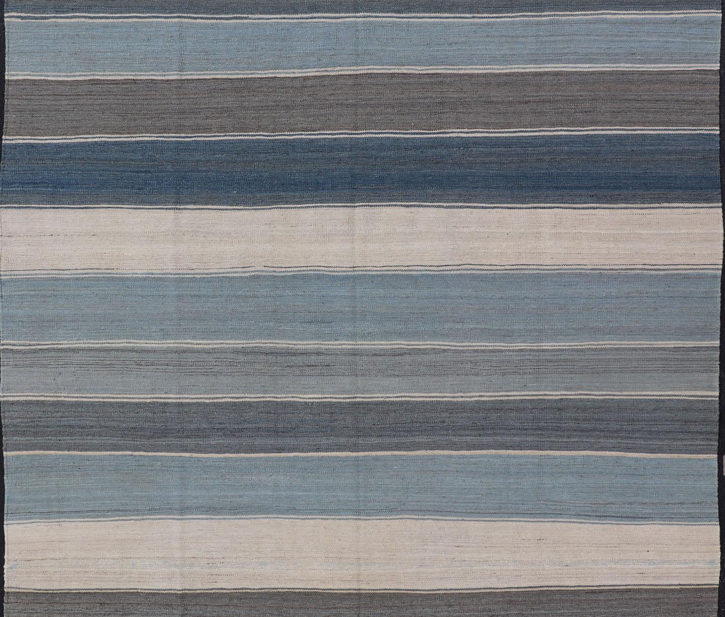 Moderner Kilim-Teppich in stahlblauen, blaugrünen, braunen, hellgrauen und cremefarbenen Tönen (Kelim) im Angebot