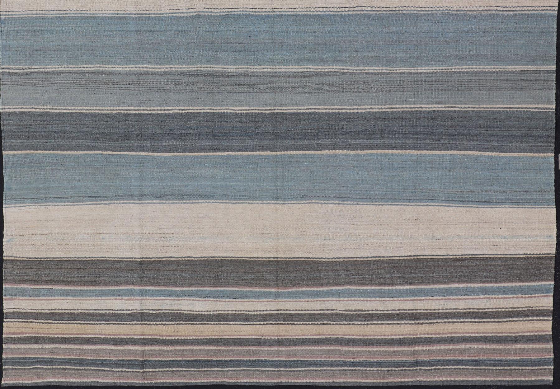 Moderner Kilim-Teppich in stahlblauen, blaugrünen, braunen, hellgrauen und cremefarbenen Tönen (Afghanisch) im Angebot