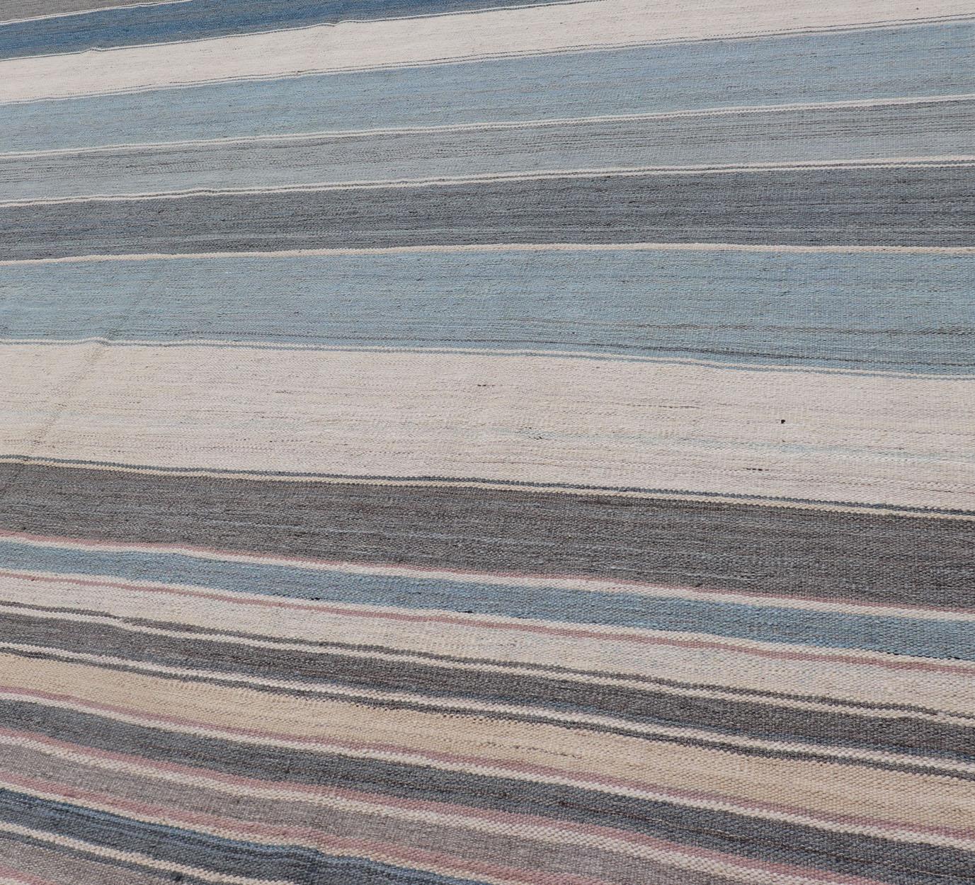 Moderner Kilim-Teppich in stahlblauen, blaugrünen, braunen, hellgrauen und cremefarbenen Tönen (Handgewebt) im Angebot