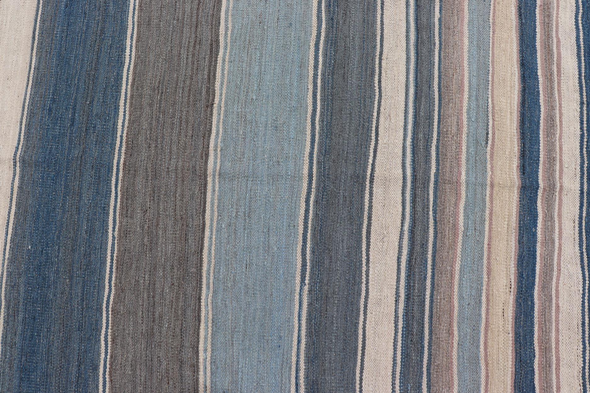 Moderner Kilim-Teppich in stahlblauen, blaugrünen, braunen, hellgrauen und cremefarbenen Tönen im Angebot 1