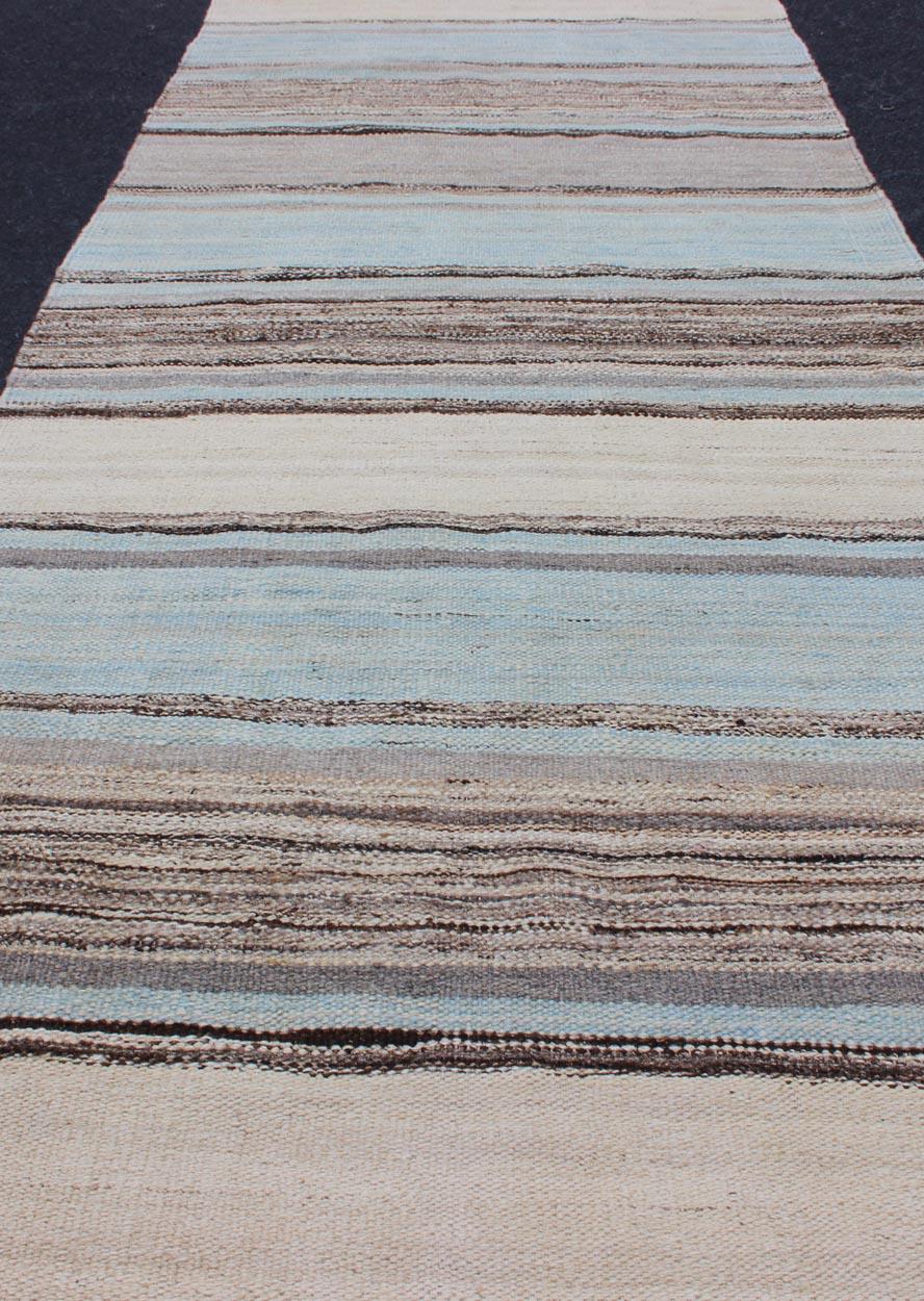 Alfombra moderna Kilim con rayas en tonos azul, topo, marrón y crema Alfombra de calle en Excelente Estado en Atlanta, GA