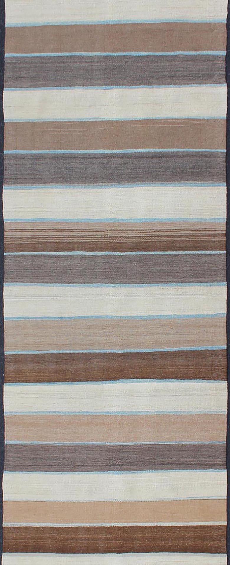 Tapis Kilim tissé à plat avec des rayures au design moderne dans des tons de bleu, gris taupe et crème, Keivan Woven Arts / tapis afg-27738, pays d'origine / type : Afghanistan / Kilim

Cette pièce ludique présente un design à rayures classique qui