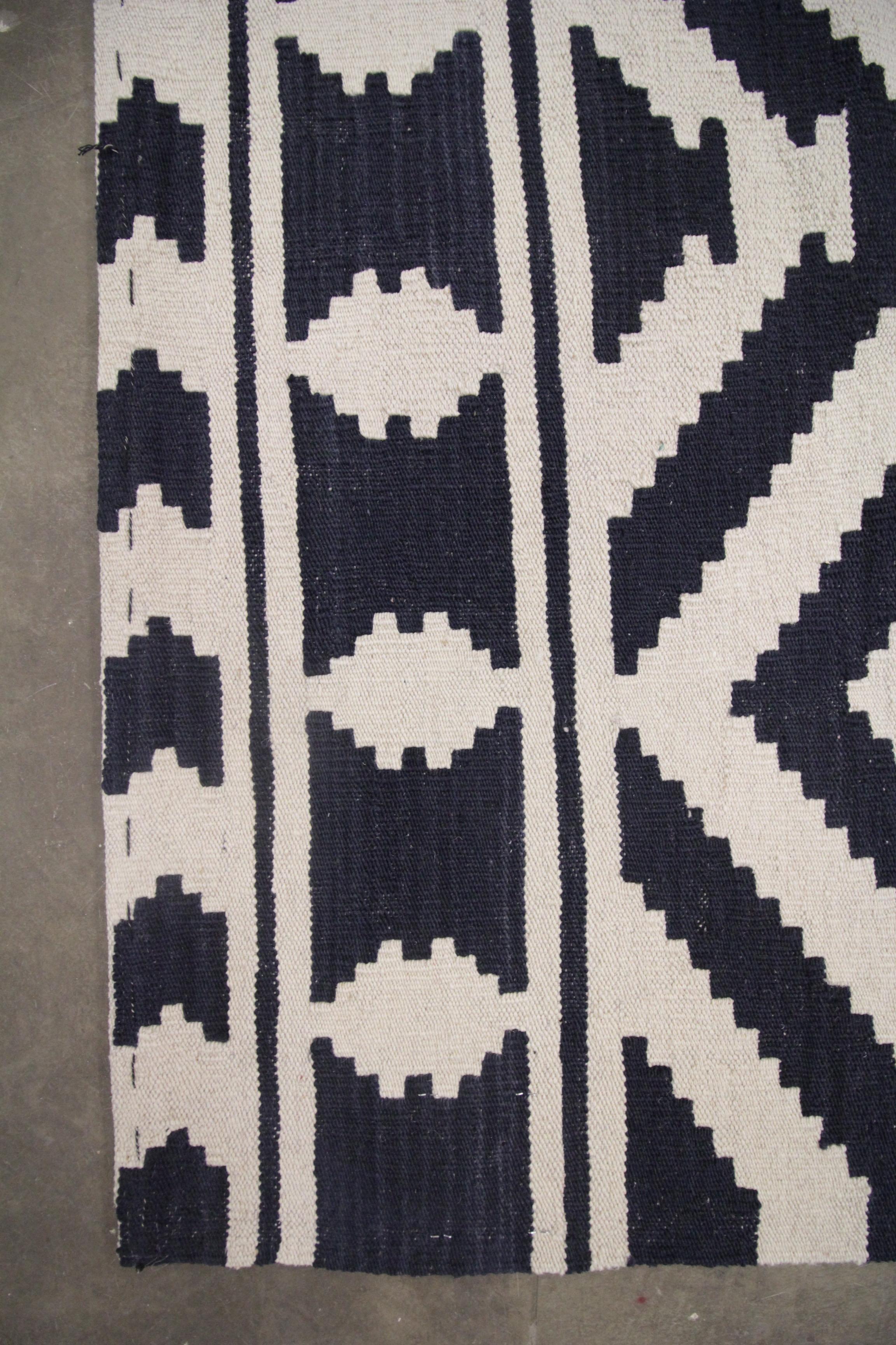 Modern Kilim Rugs Abstract Geometric Aztec Kilim Wool White Black Rug In Excellent Condition For Sale In Hampshire, GB