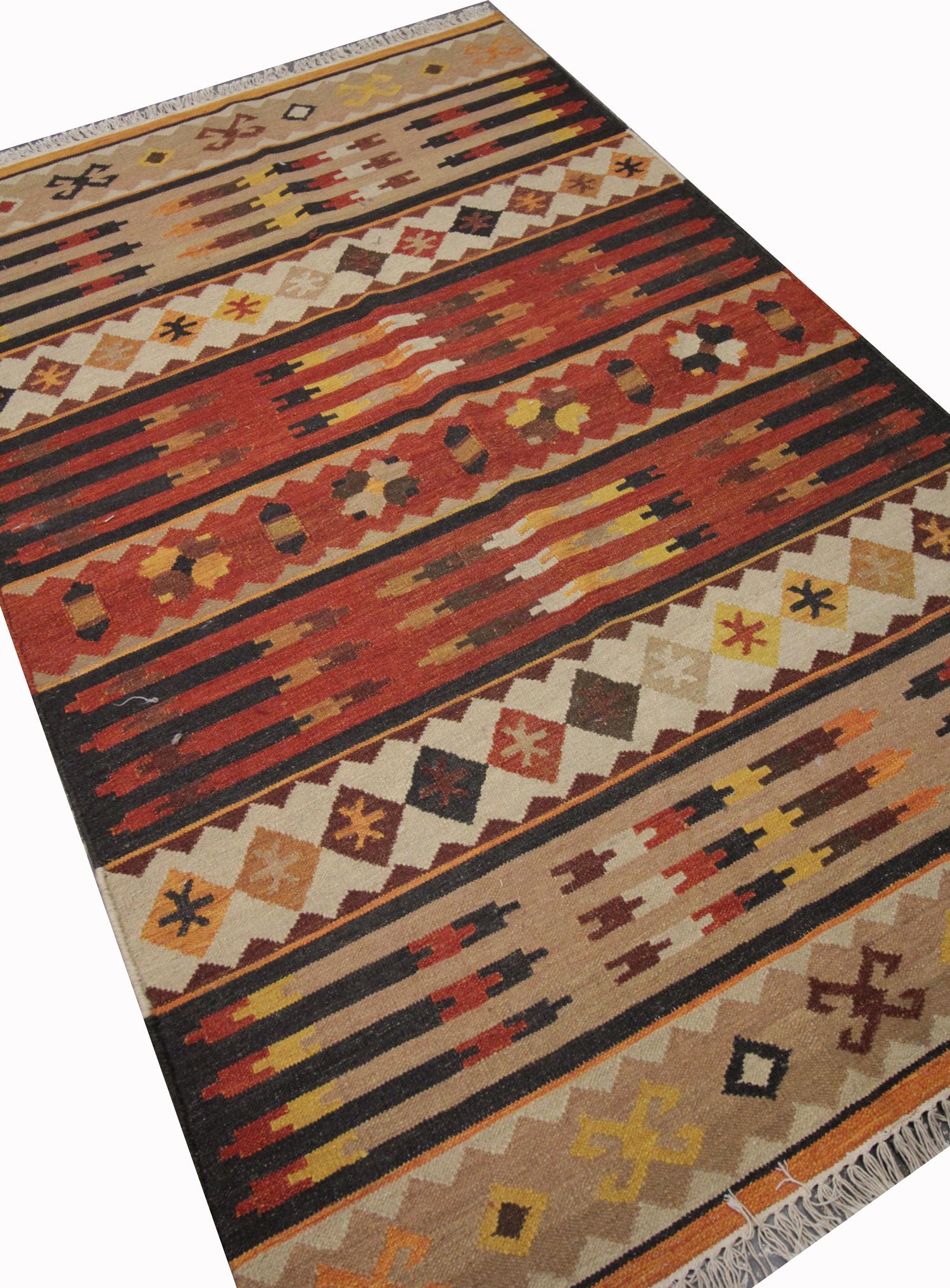 Moderner moderner handgewebter Flachgewebter Teppich aus Wolle in Beige, Kelim-Teppich (Stammeskunst) im Angebot