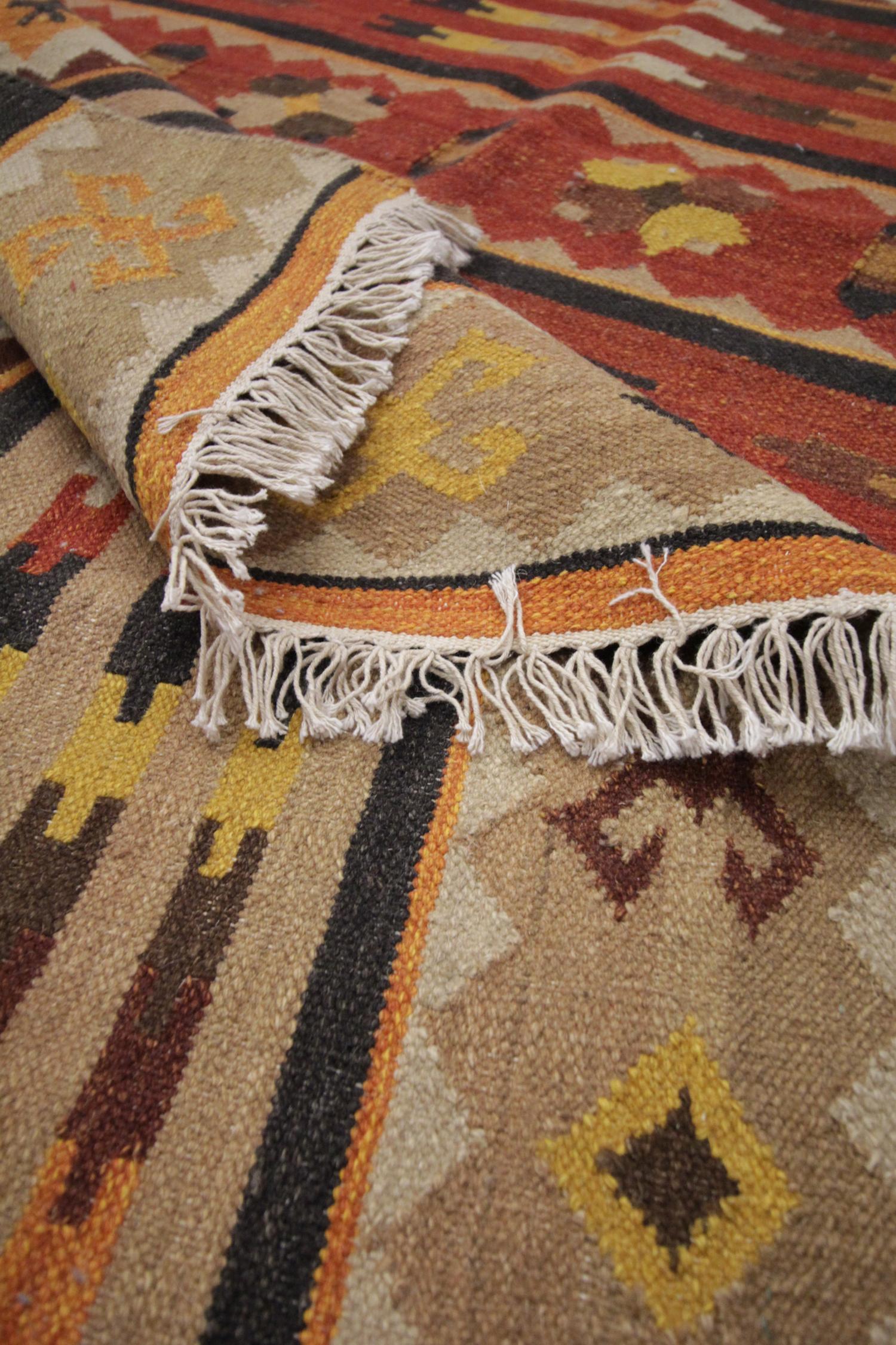 Moderner moderner handgewebter Flachgewebter Teppich aus Wolle in Beige, Kelim-Teppich (Handgeknüpft) im Angebot
