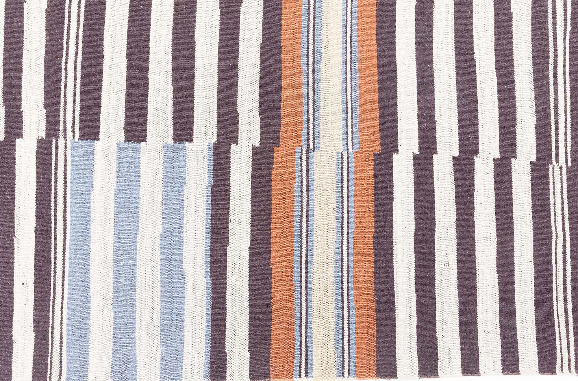 Moderner gestreifter Kelim-Teppich Doris Leslie Blau (Indisch) im Angebot