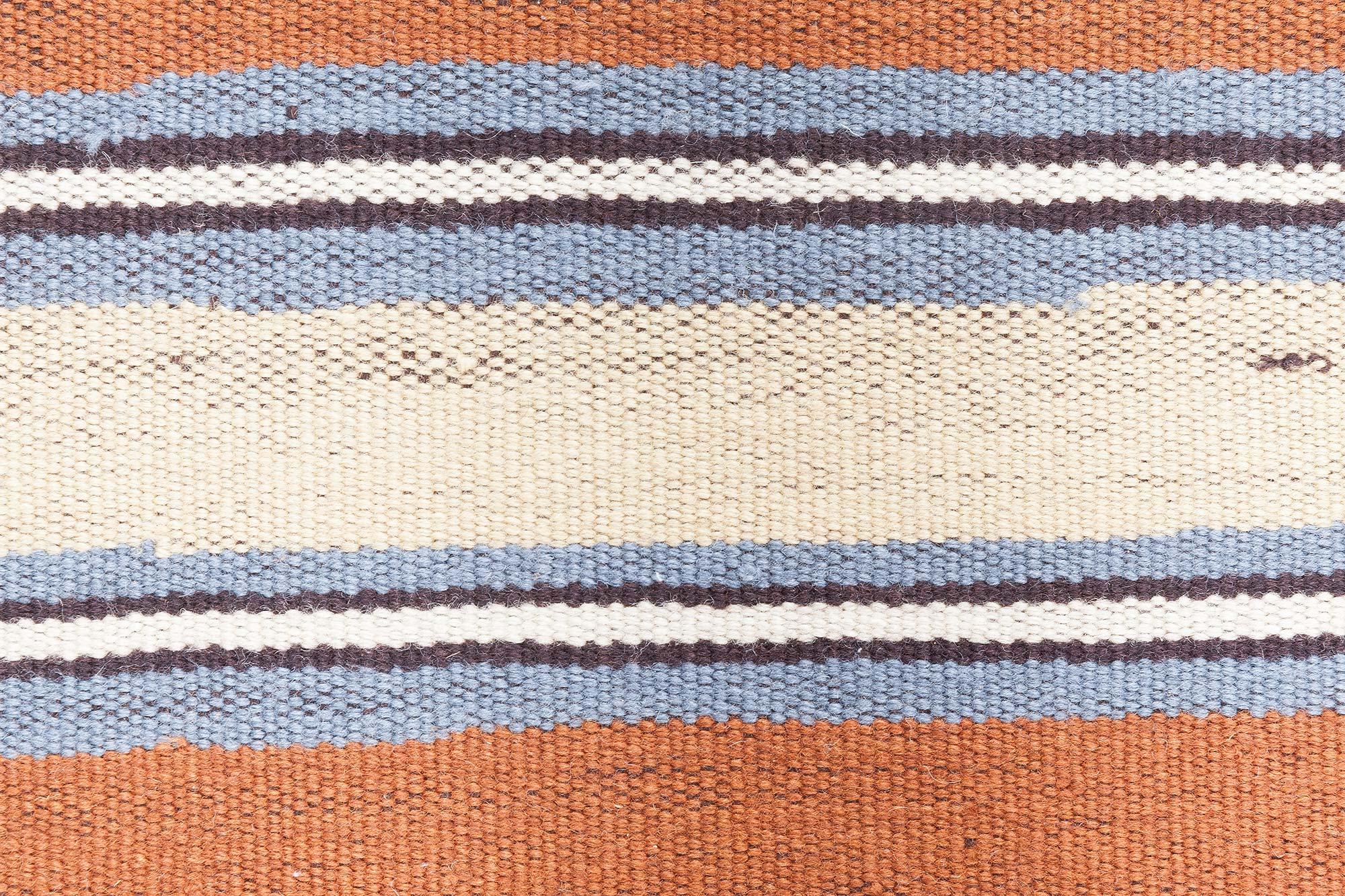 Moderner gestreifter Kelim-Teppich Doris Leslie Blau (Wolle) im Angebot
