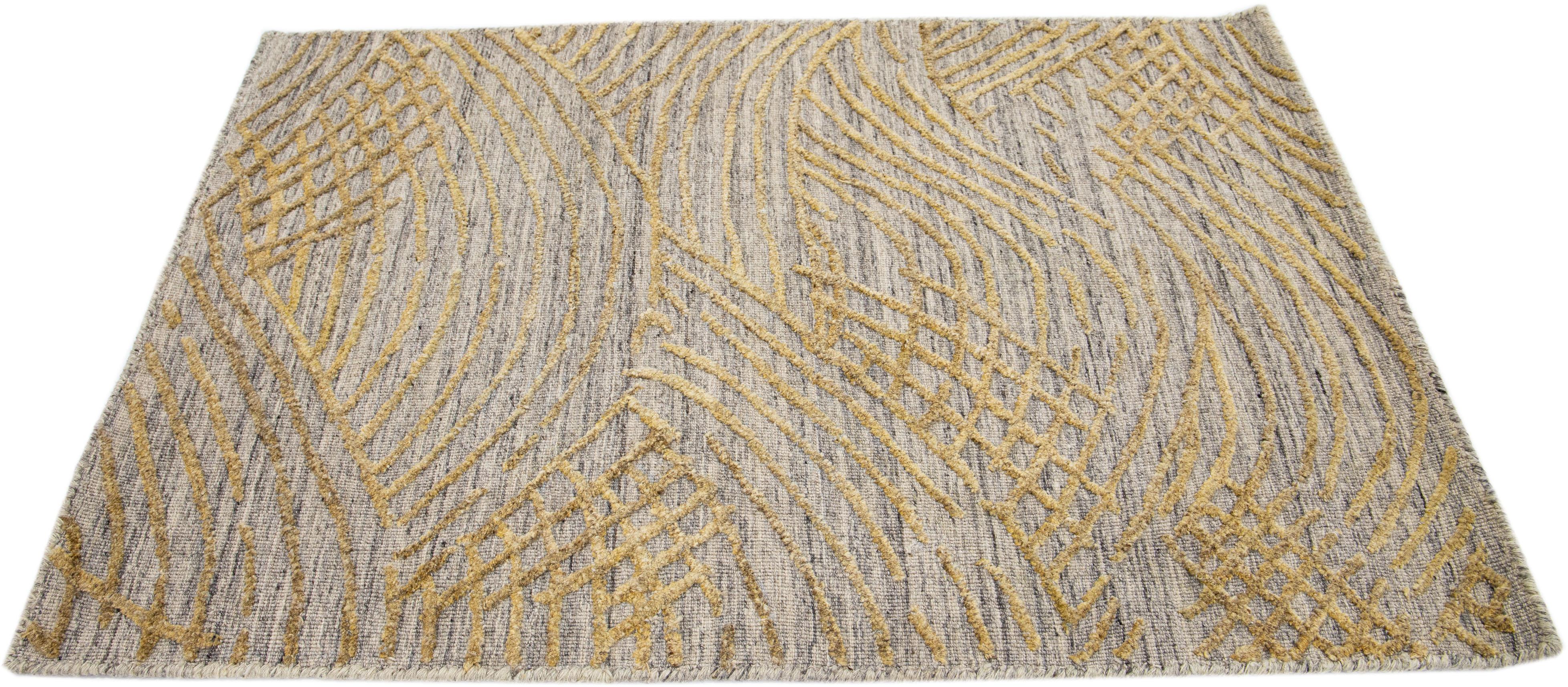Apadana's Modern Kilim Style Flatweave Wollteppich nach Maß. Kundenspezifische Größen und Farben auf Bestellung.

MATERIAL: 60 Viskose, 20 Wolle, 20 Baumwolle.
Techniken: Flachgewebe.
Stil: Kelim.
Vorlaufzeit: Ca. 15-16 Wochen verfügbar.
Farben: Wie