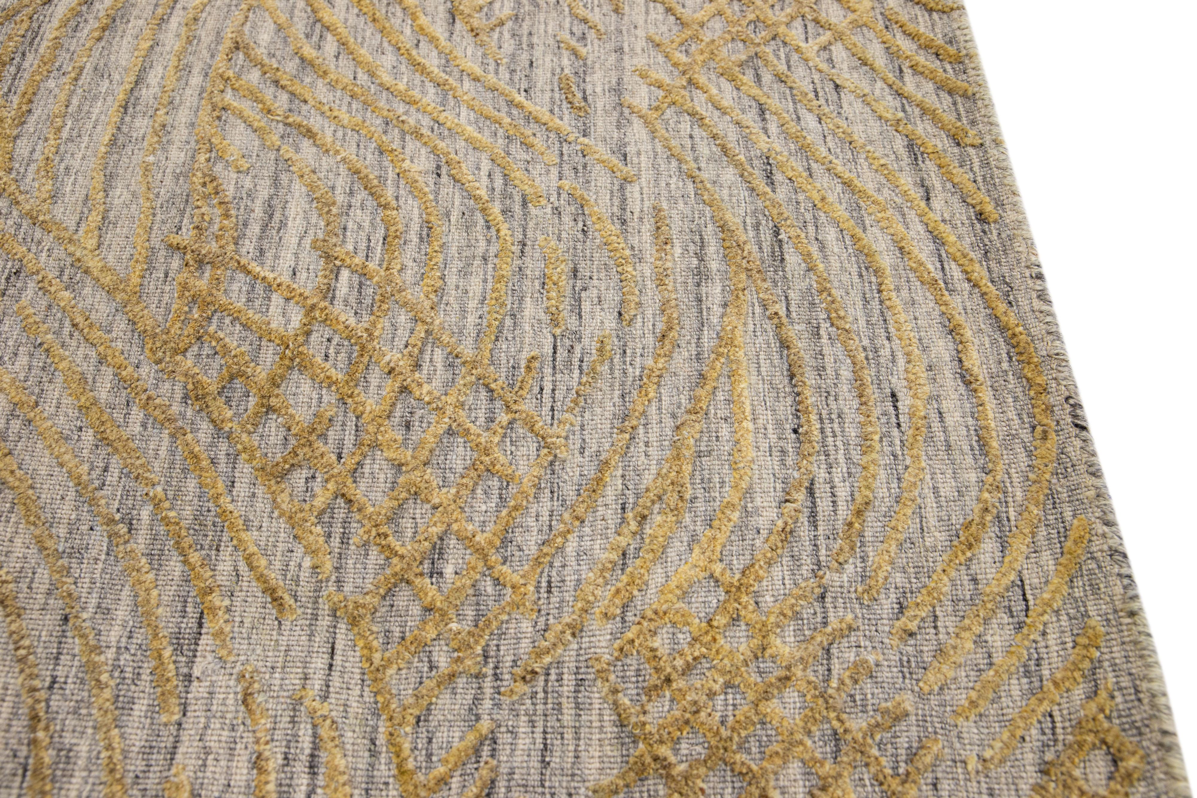 Moderner handgefertigter Teppich im Kelim-Stil aus Gold, maßgefertigt (Indisch) im Angebot