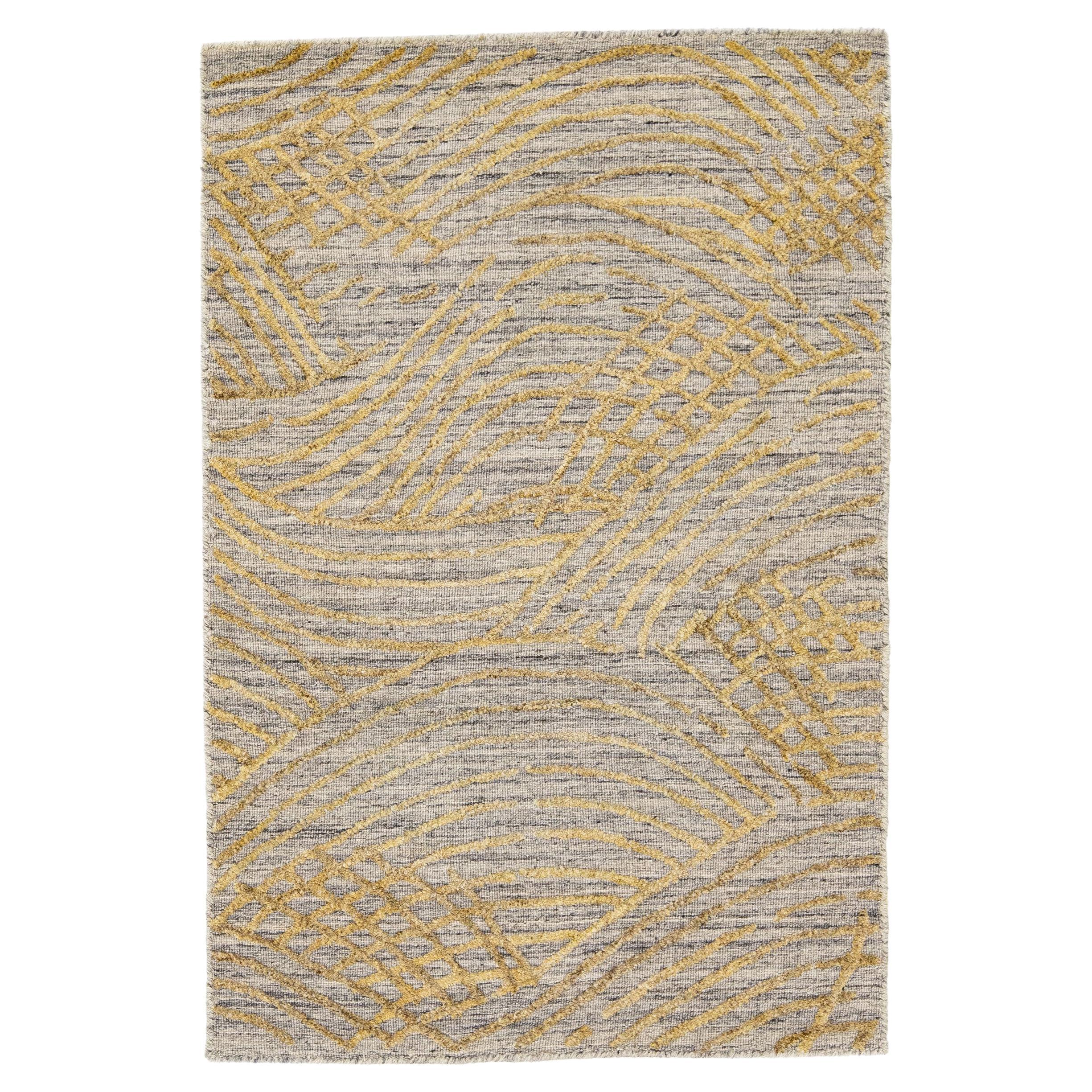 Tapis en laine doré moderne de style Kilim fait à la main