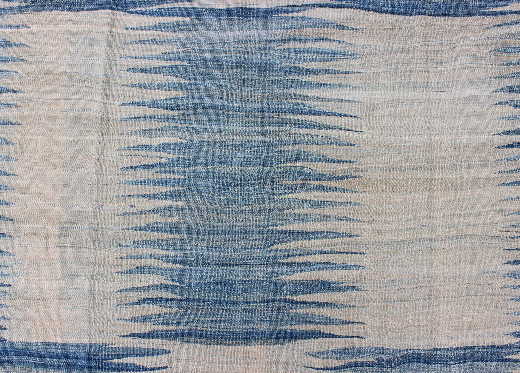 Modern Kilim Tribal Rug With Abstract Geometric Design in Soft Blues 6'4 X 9'5 In Good Condition For Sale In Atlanta, GA