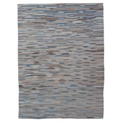 Moderner Kelim mit geometrischen Geometrien in  Variation von Blau, Brown, Tan und neutralen Tönen