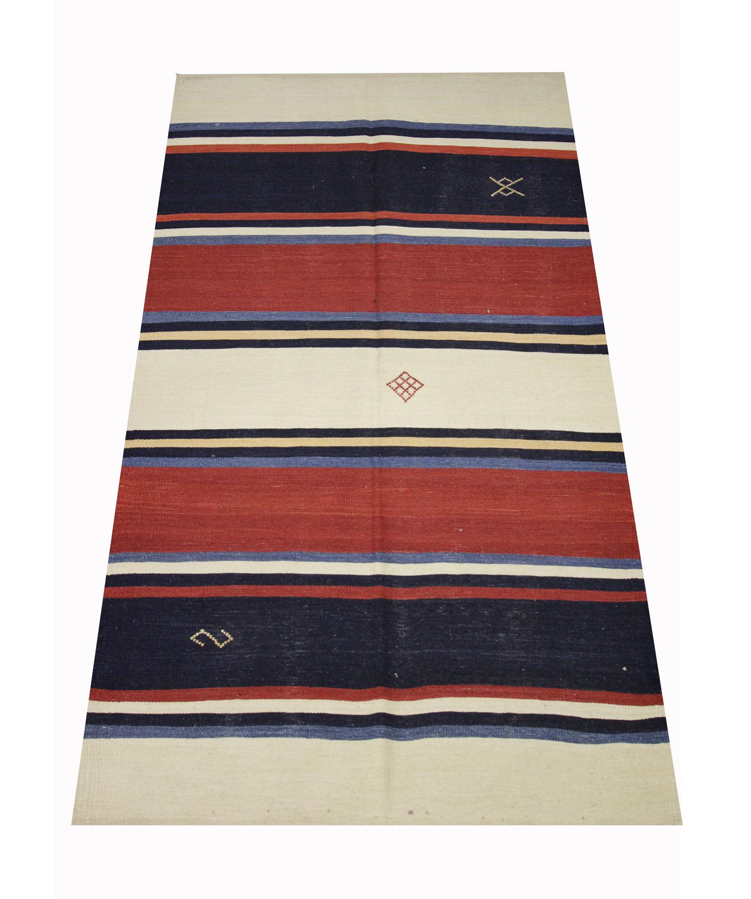 Cet élégant tapis en laine est un Kilim moderne tissé avec un design de rayures contemporain avec des motifs tribaux tissés dans les rayures. Les couleurs et le motif contemporains de cette pièce en font un tapis d'accent parfait pour tout espace