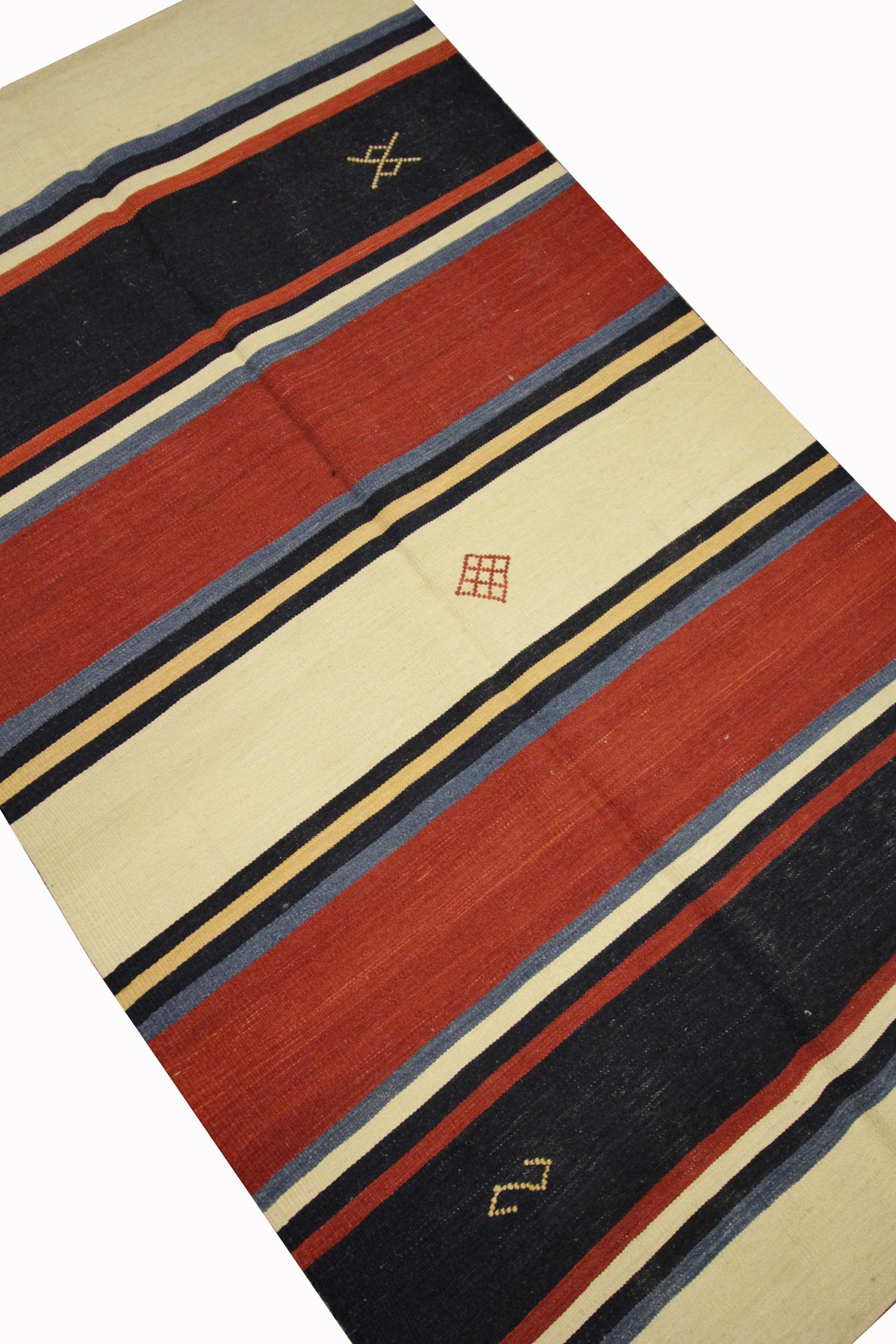 Gestreifter Kilims-Teppich aus Wolle in Blau und Rot mit Flachgewebe (Stammeskunst) im Angebot