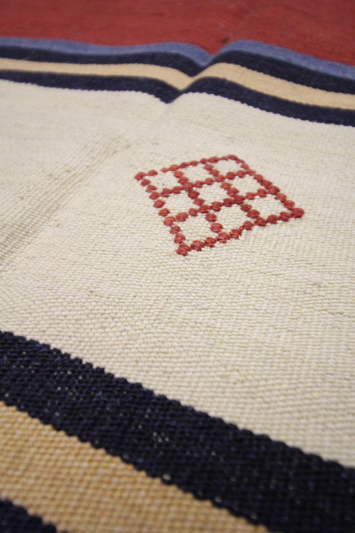 Gestreifter Kilims-Teppich aus Wolle in Blau und Rot mit Flachgewebe (Afghanisch) im Angebot