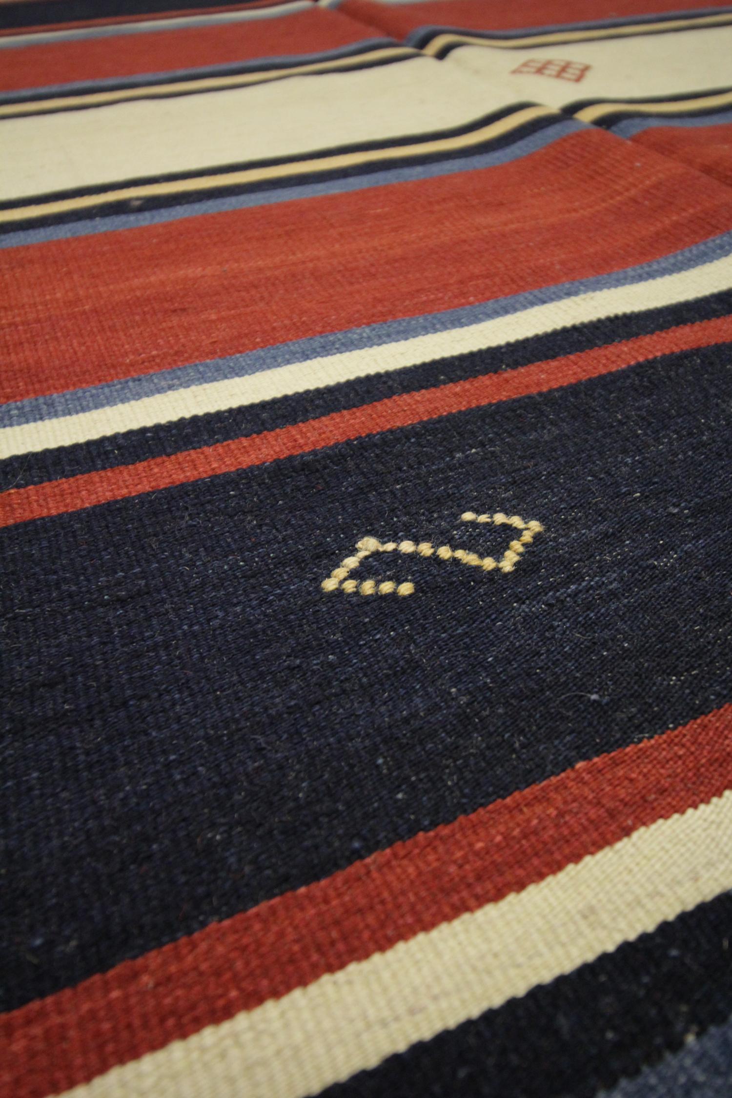 Noué à la main Tapis moderne Kilims rayé bleu et rouge Kilim Tapis en laine tissé à plat en vente