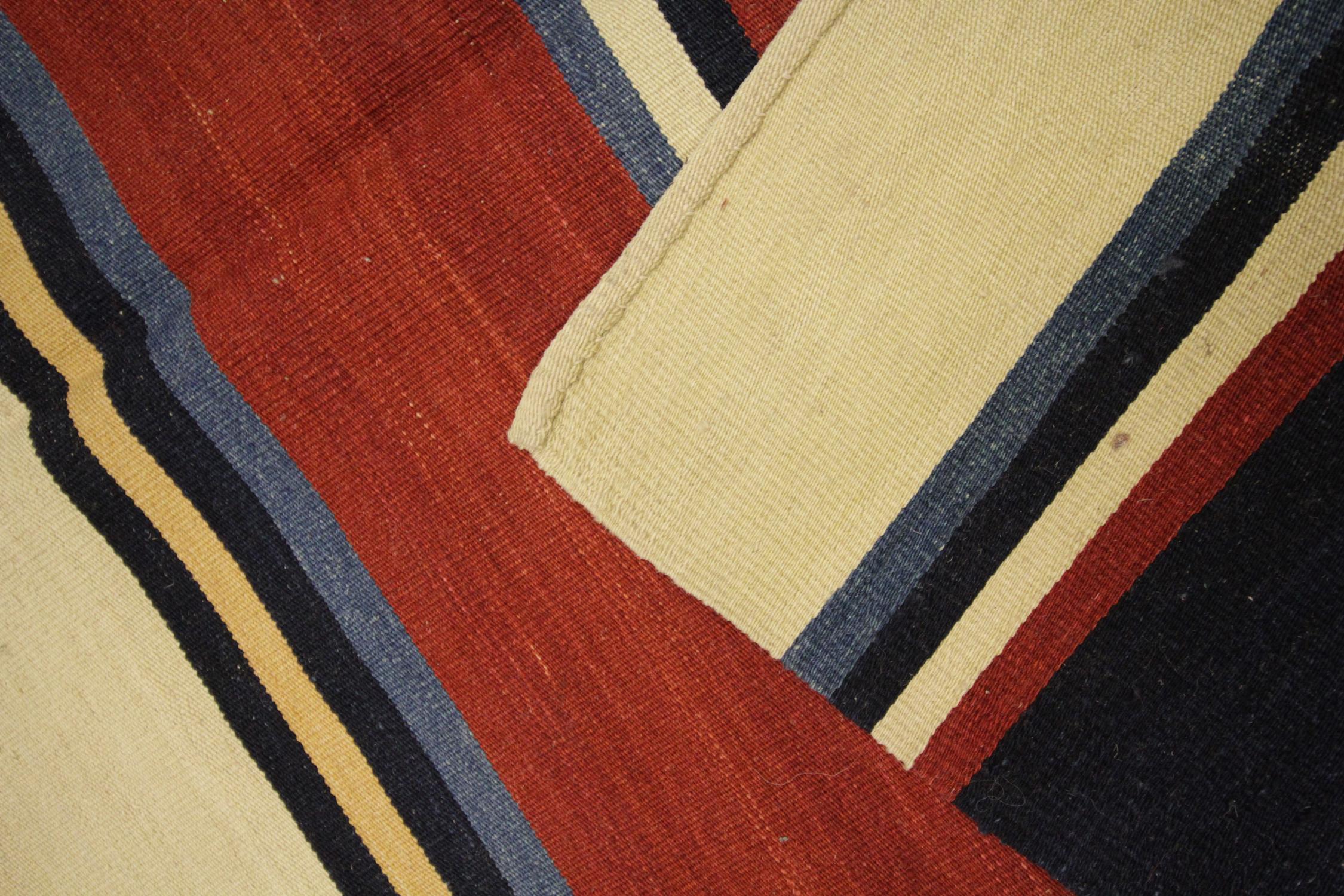 Gestreifter Kilims-Teppich aus Wolle in Blau und Rot mit Flachgewebe im Zustand „Hervorragend“ im Angebot in Hampshire, GB