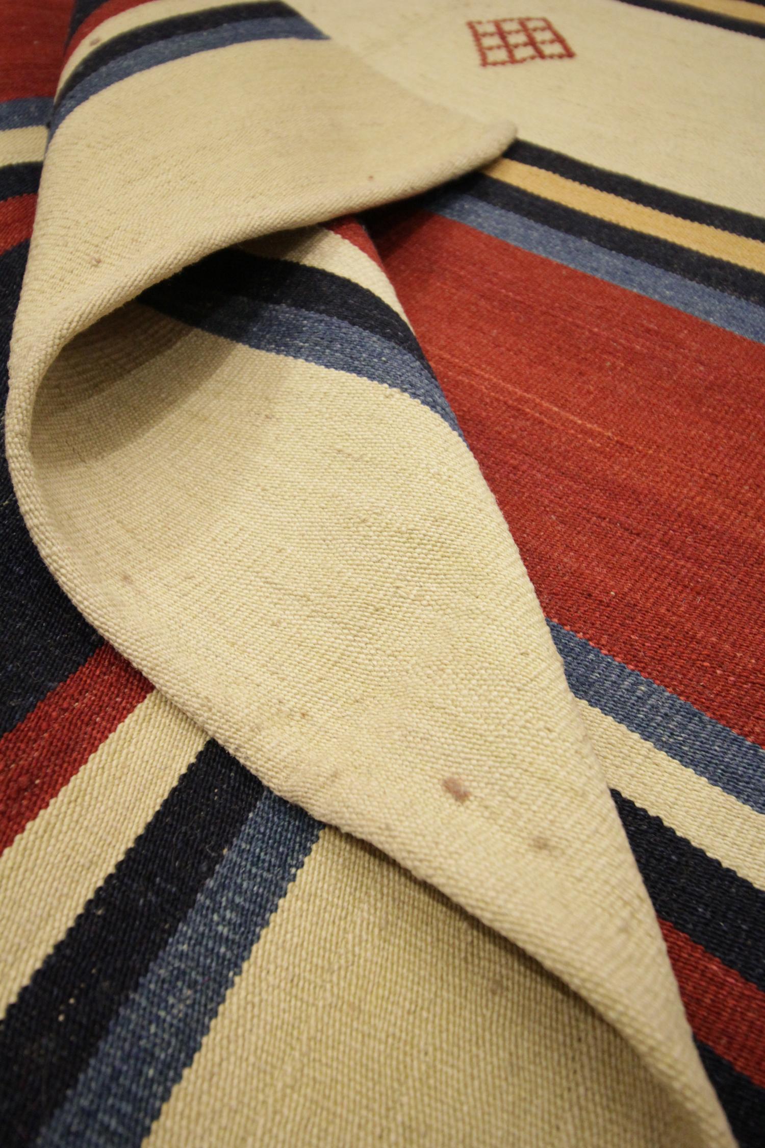 Gestreifter Kilims-Teppich aus Wolle in Blau und Rot mit Flachgewebe (21. Jahrhundert und zeitgenössisch) im Angebot